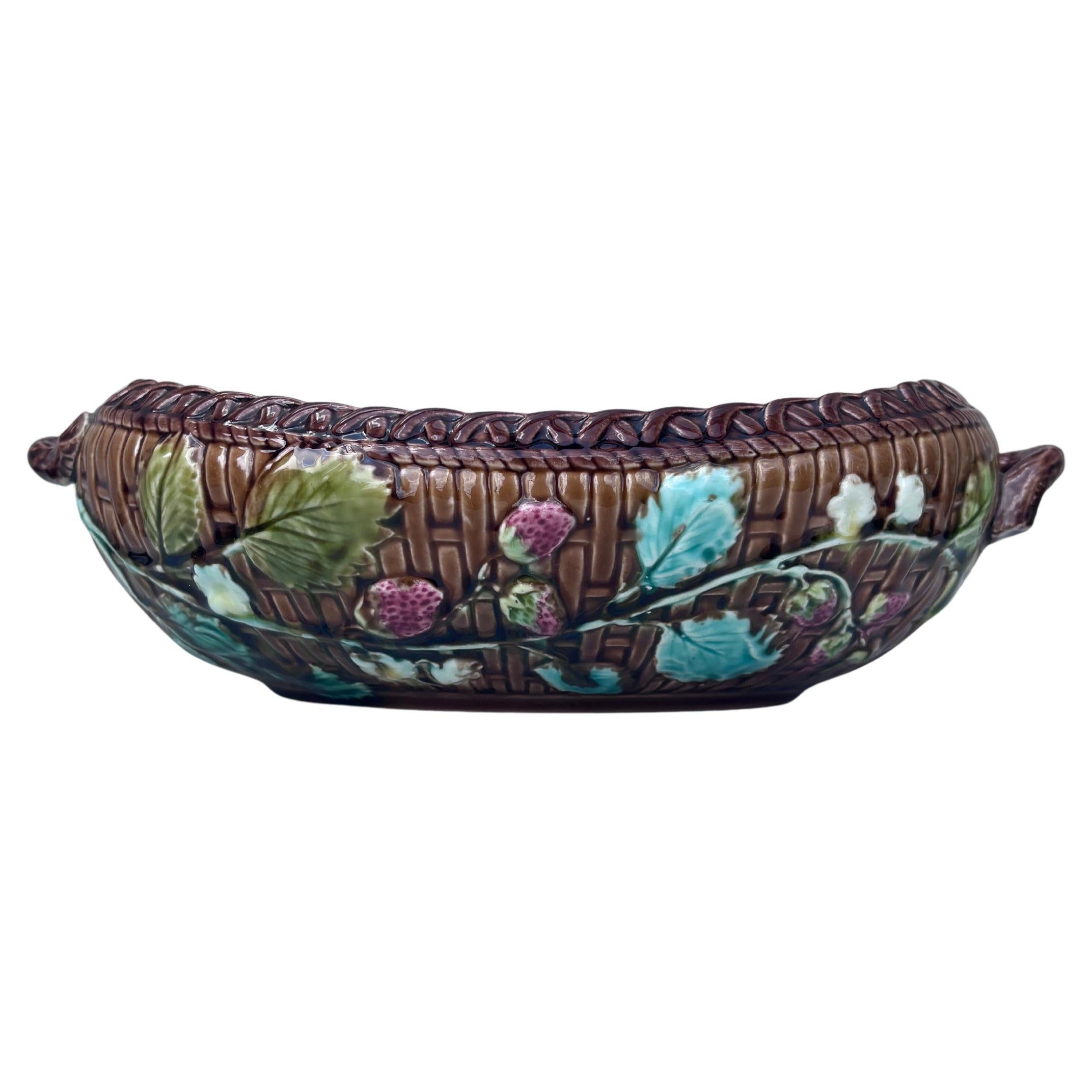 Fine XIX secolo Giardino di fragole in maiolica francese Luneville, 1880 circa in vendita