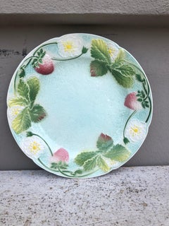 Piatto di fragole in maiolica francese Keller & Guerin Saint Clement, circa 1900