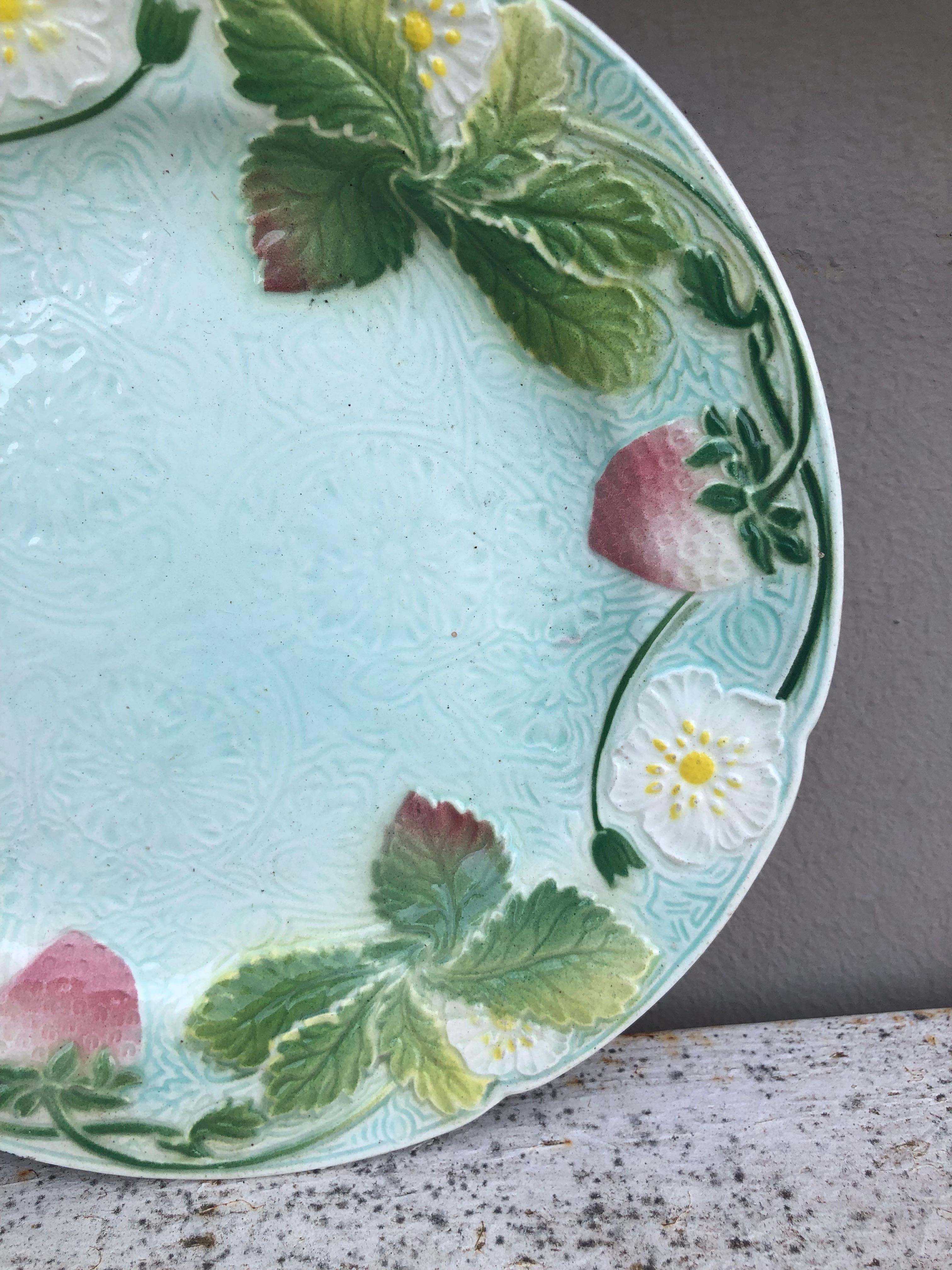 French Majolica Strawberries Plate Keller & Guerin Saint Clement, Circa 1900 In Good Condition For Sale In Austin, TX