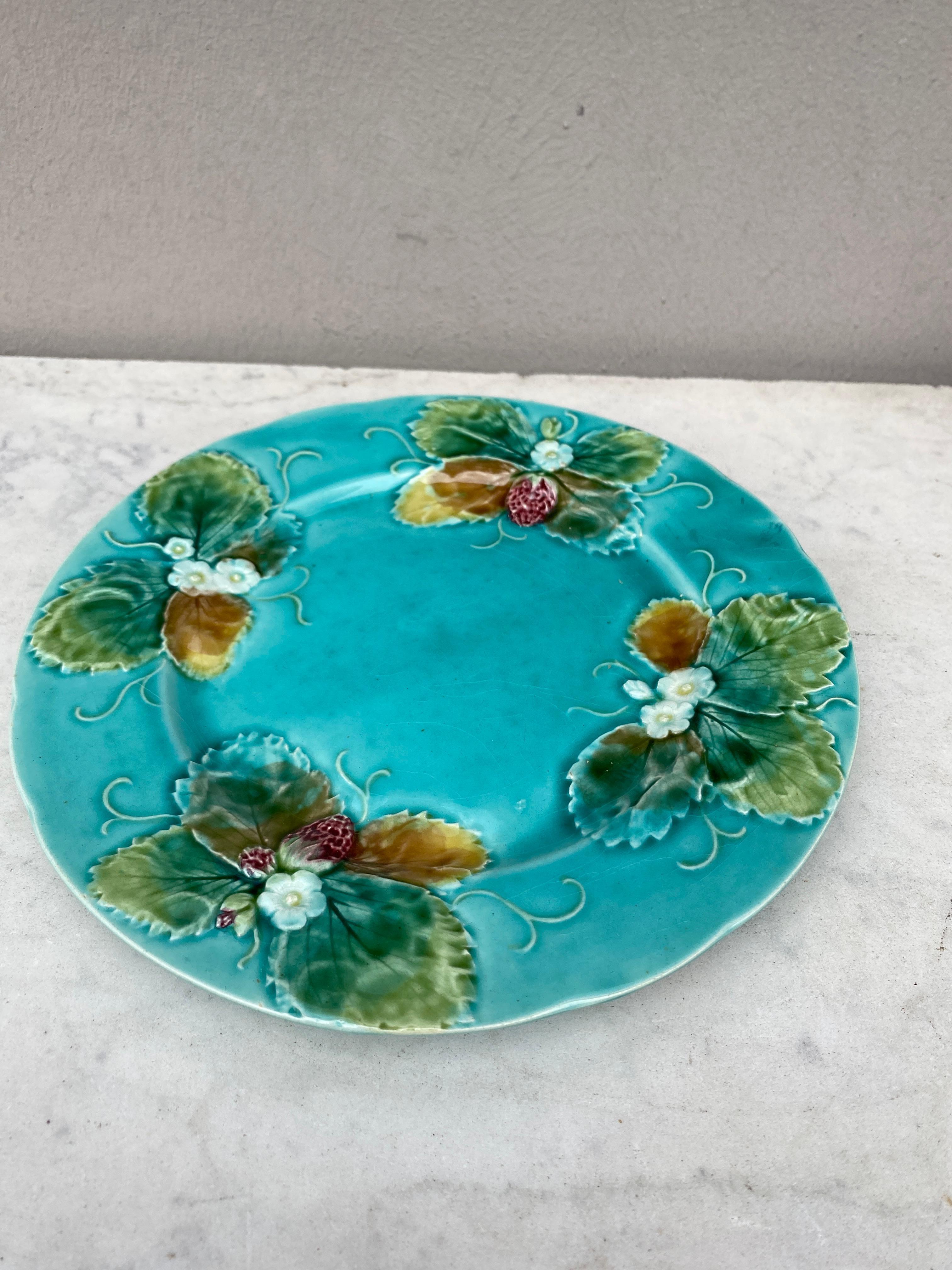 French Majolica strawberries plate circa 1880 Luneville.