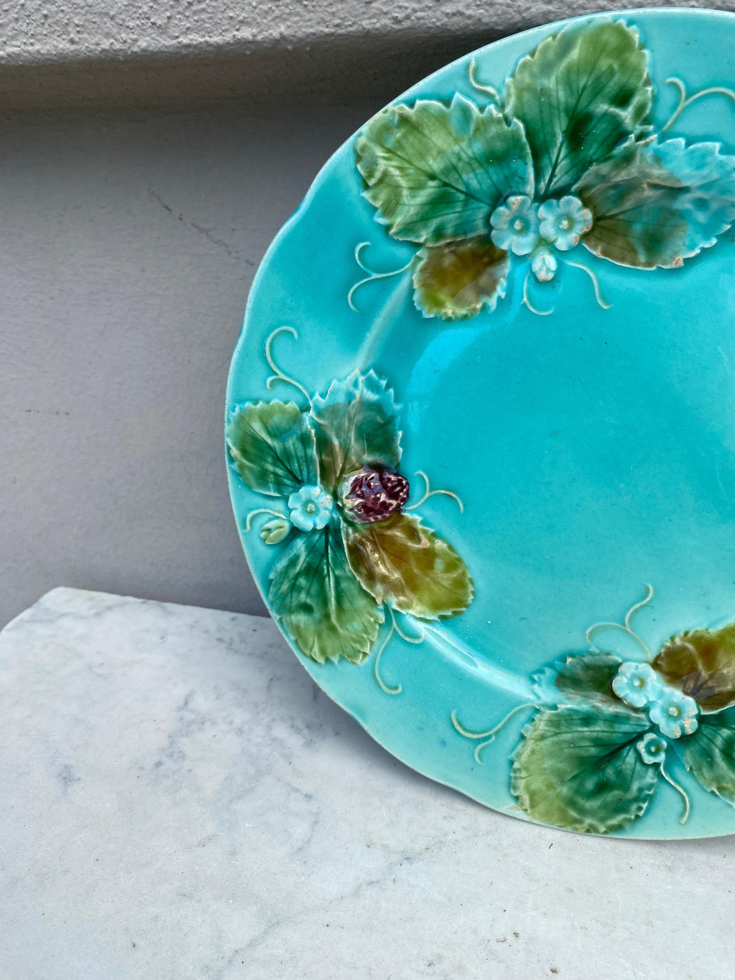 French Majolica strawberries plate circa 1880 Luneville.