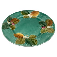 Piatto di fragole in maiolica francese Luneville, 1880 circa