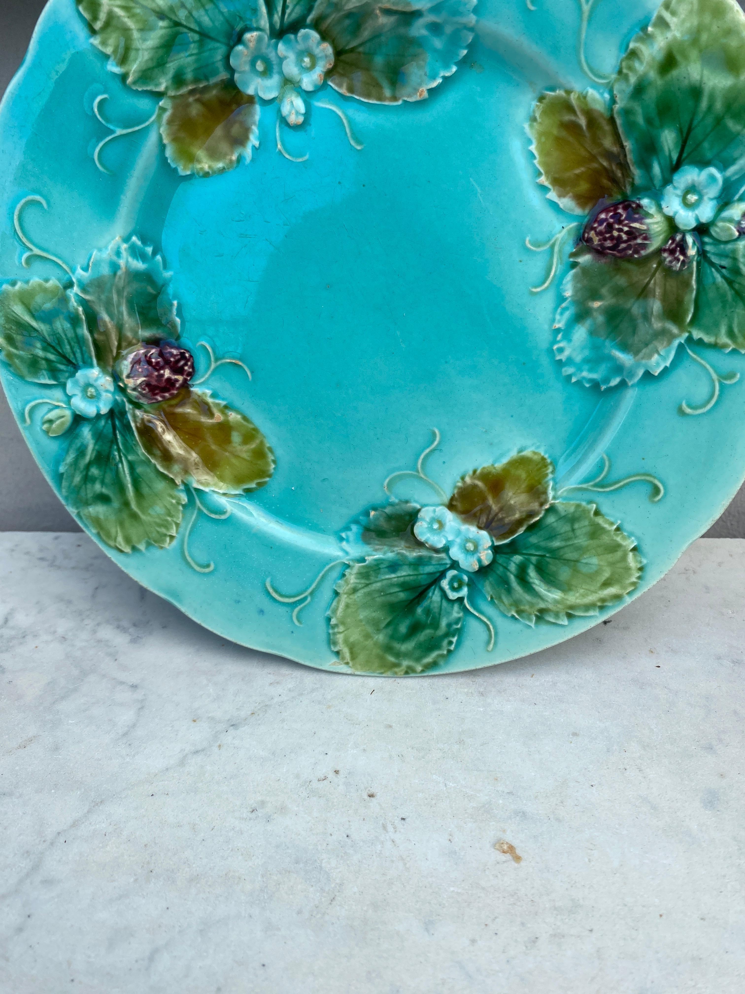Victorian French Majolica Strawberries Plate Luneville, circa 1880 For Sale