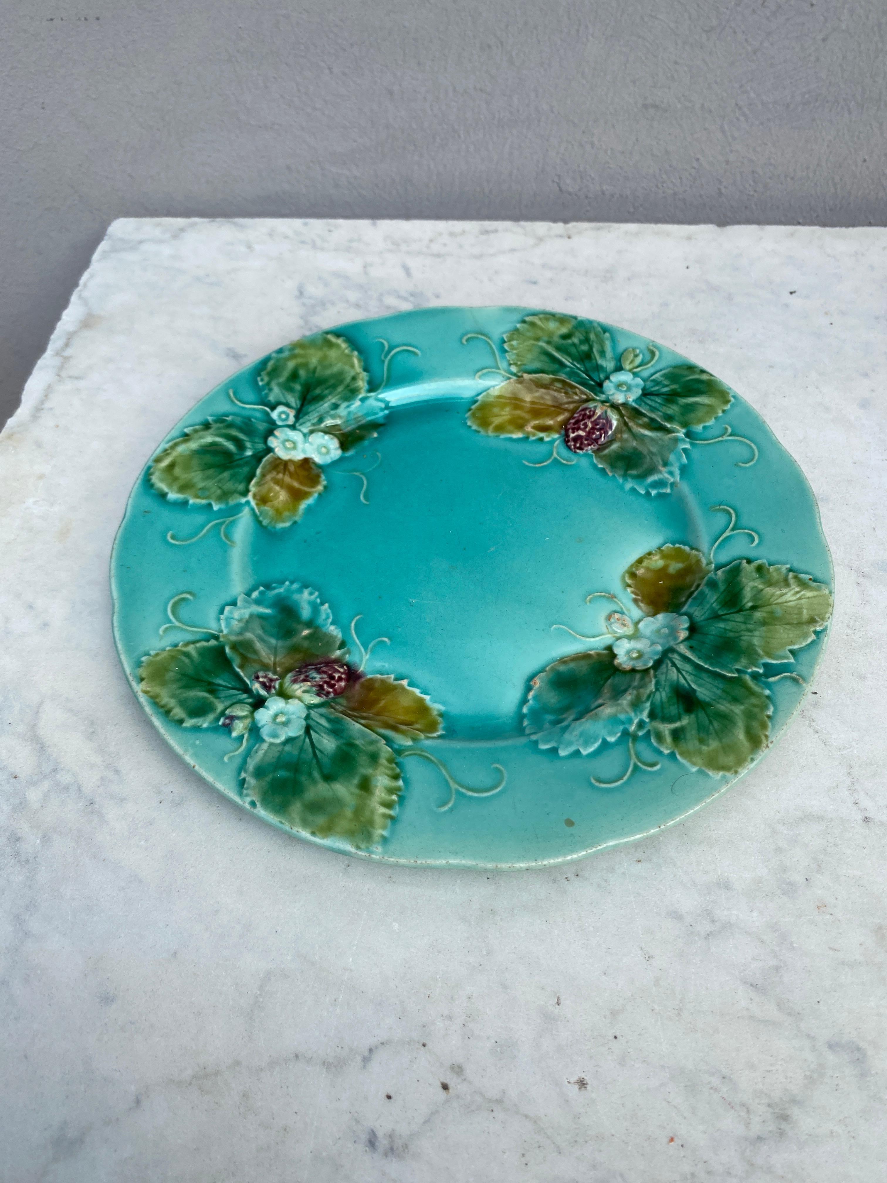 Victorian French Majolica Strawberries Plate Luneville, circa 1880 For Sale