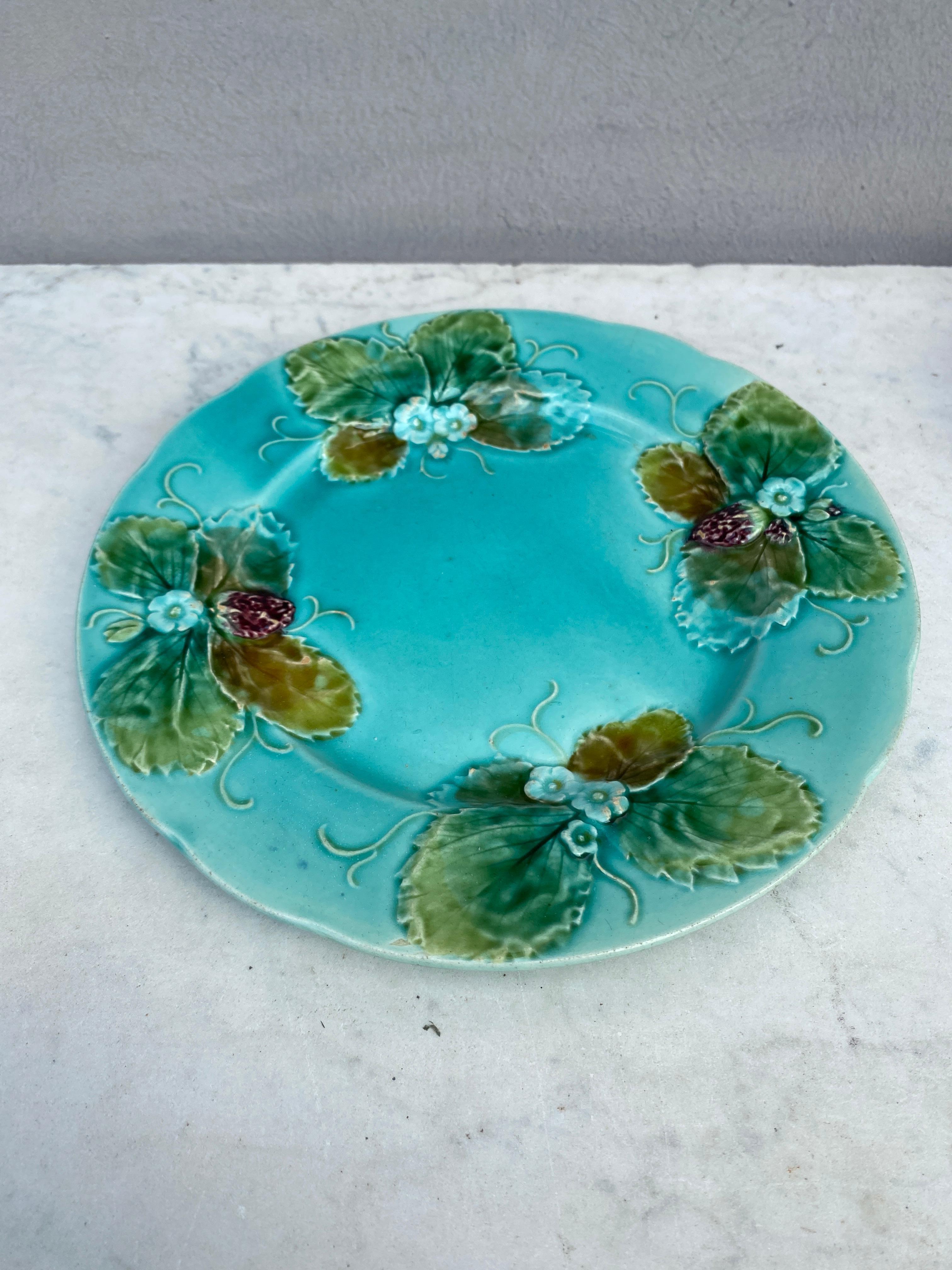 French Majolica Strawberries Plate Luneville, circa 1880 In Good Condition For Sale In Austin, TX