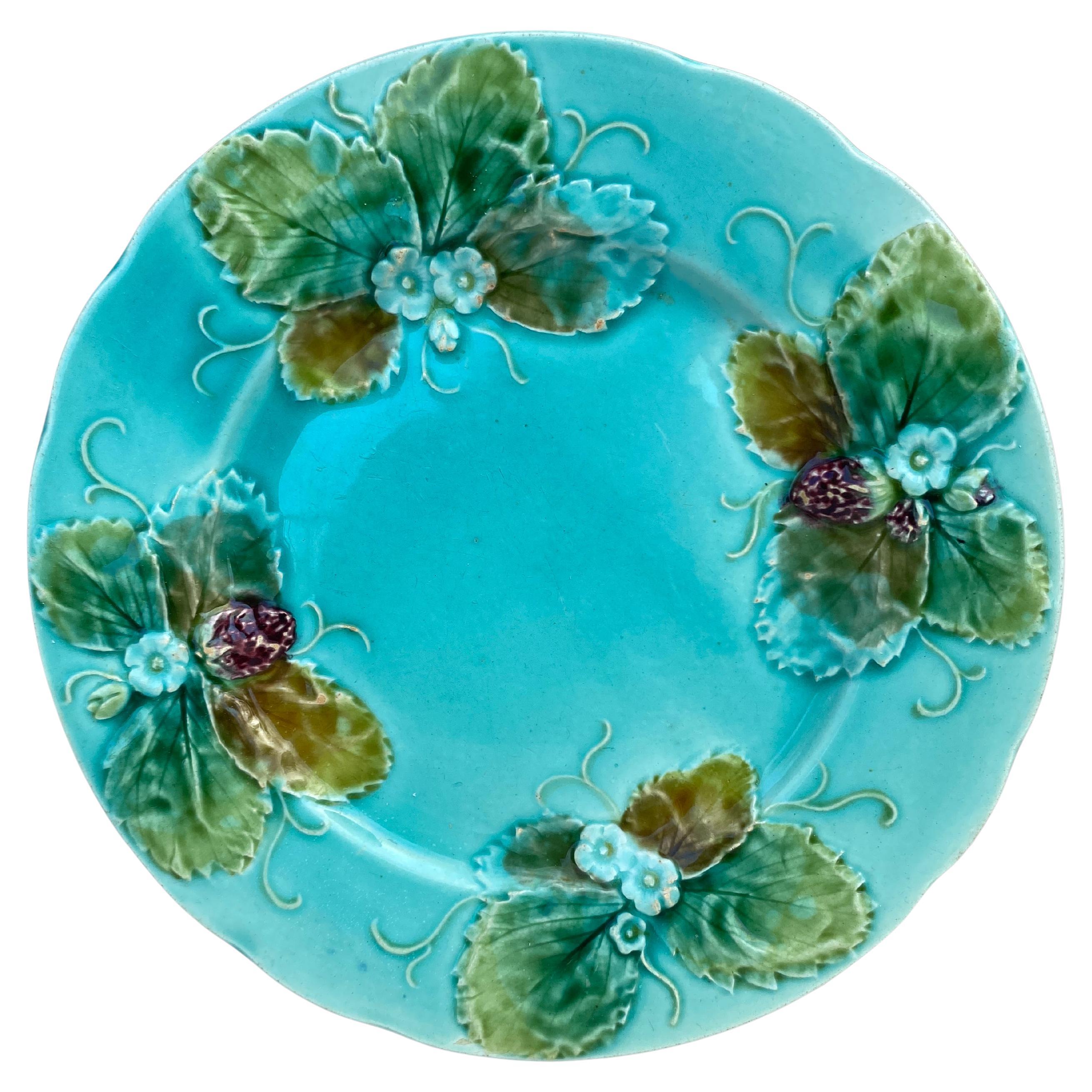 French Majolica Strawberries Plate Luneville, circa 1880 For Sale