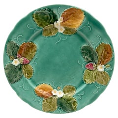 Piatto di fragole in maiolica francese Luneville, 1880 circa