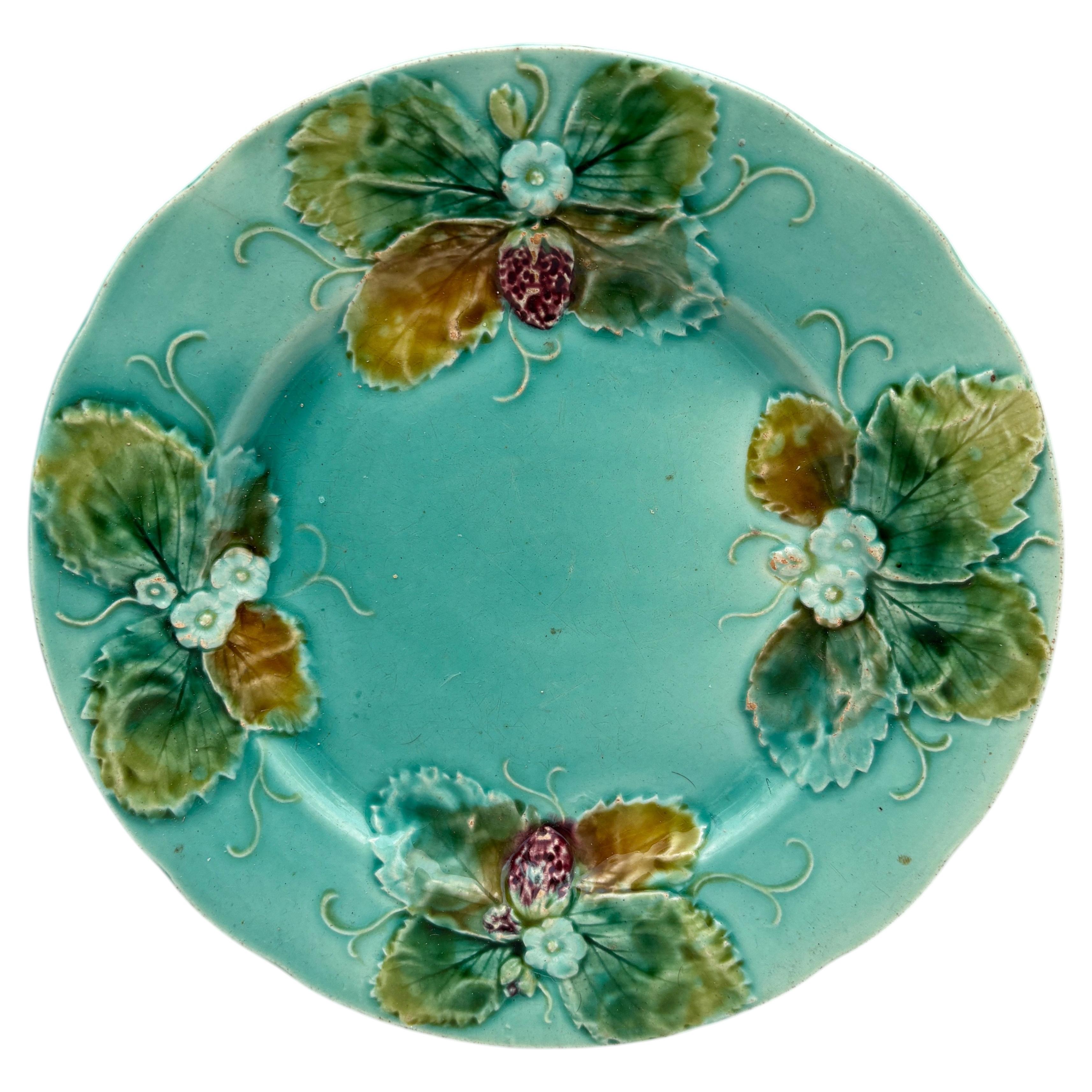 French Majolica Strawberries Plate Luneville, circa 1880 For Sale