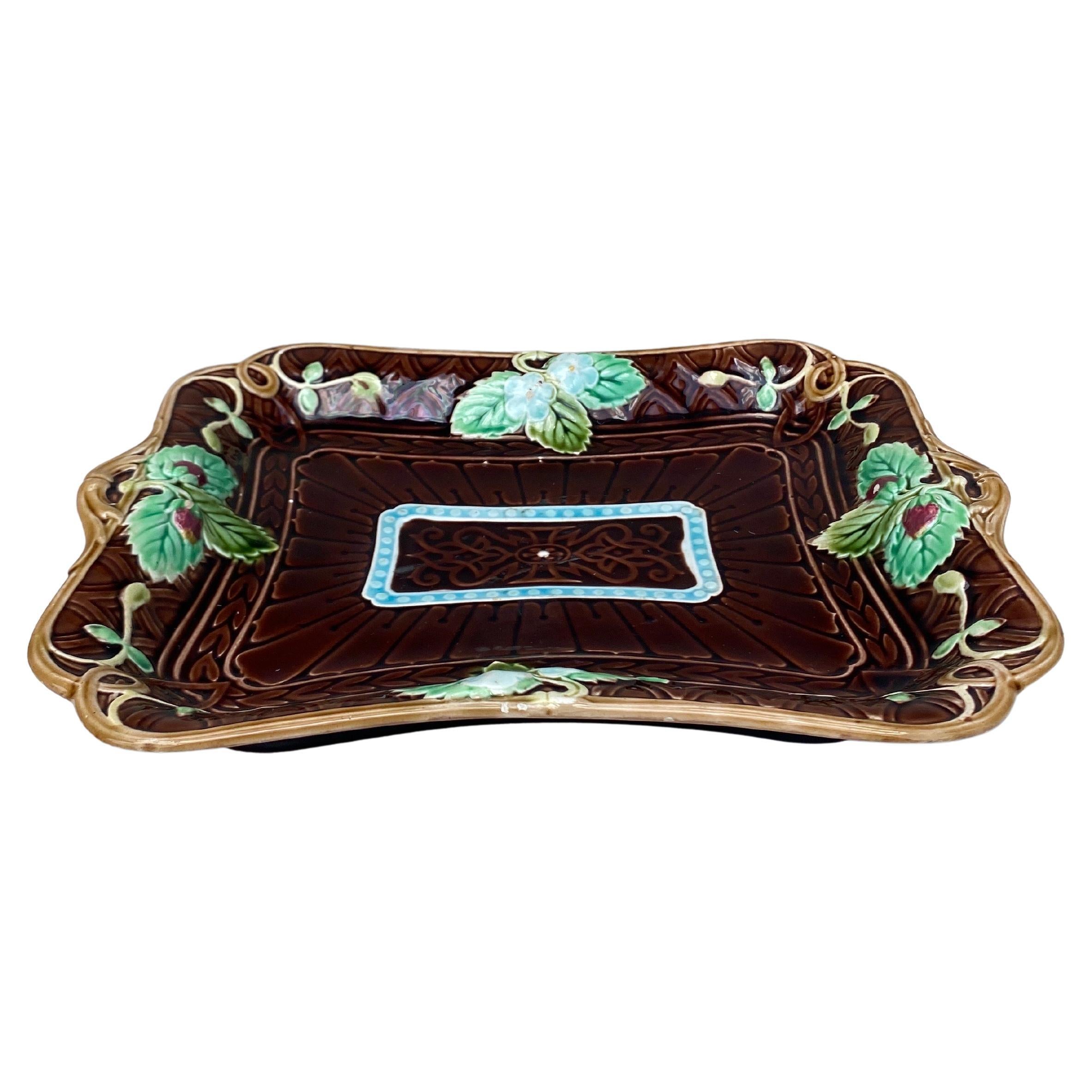 Plat à fraises en majolique signé Sarreguemines Majolica, circa 1870.
Couleur très rare.