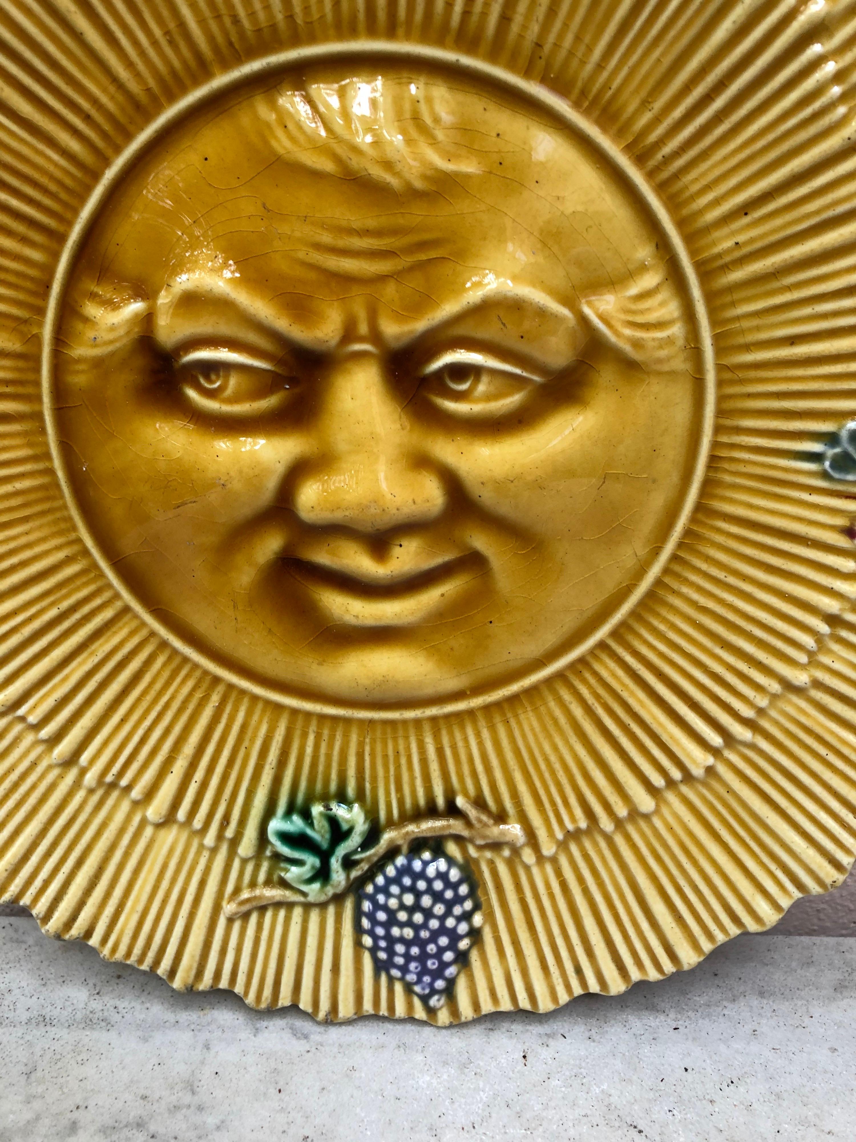 Victorien Assiette murale en majolique française représentant un soleil, vers 1880 en vente