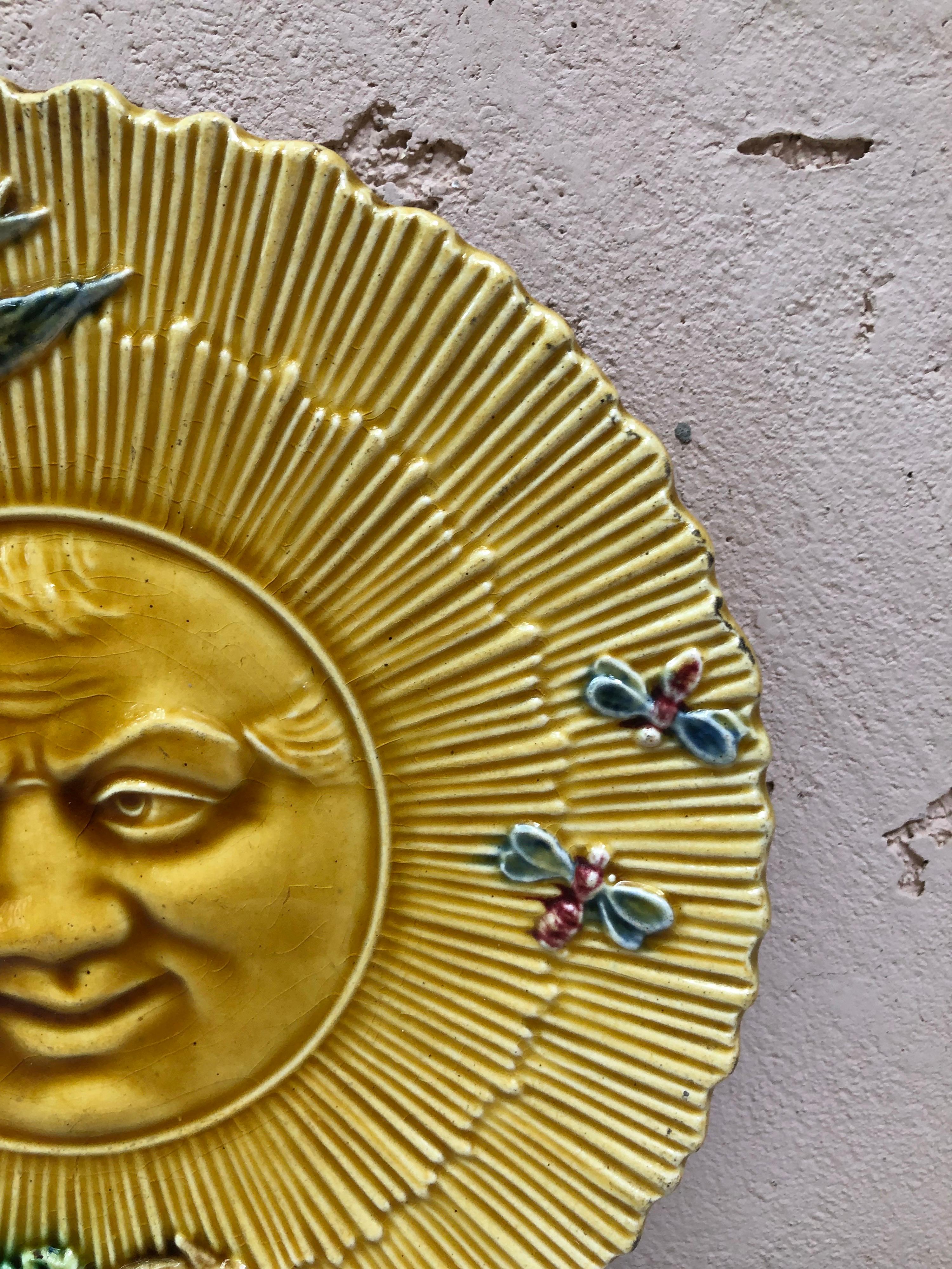 Français Assiette murale en majolique française représentant un soleil, vers 1880 en vente