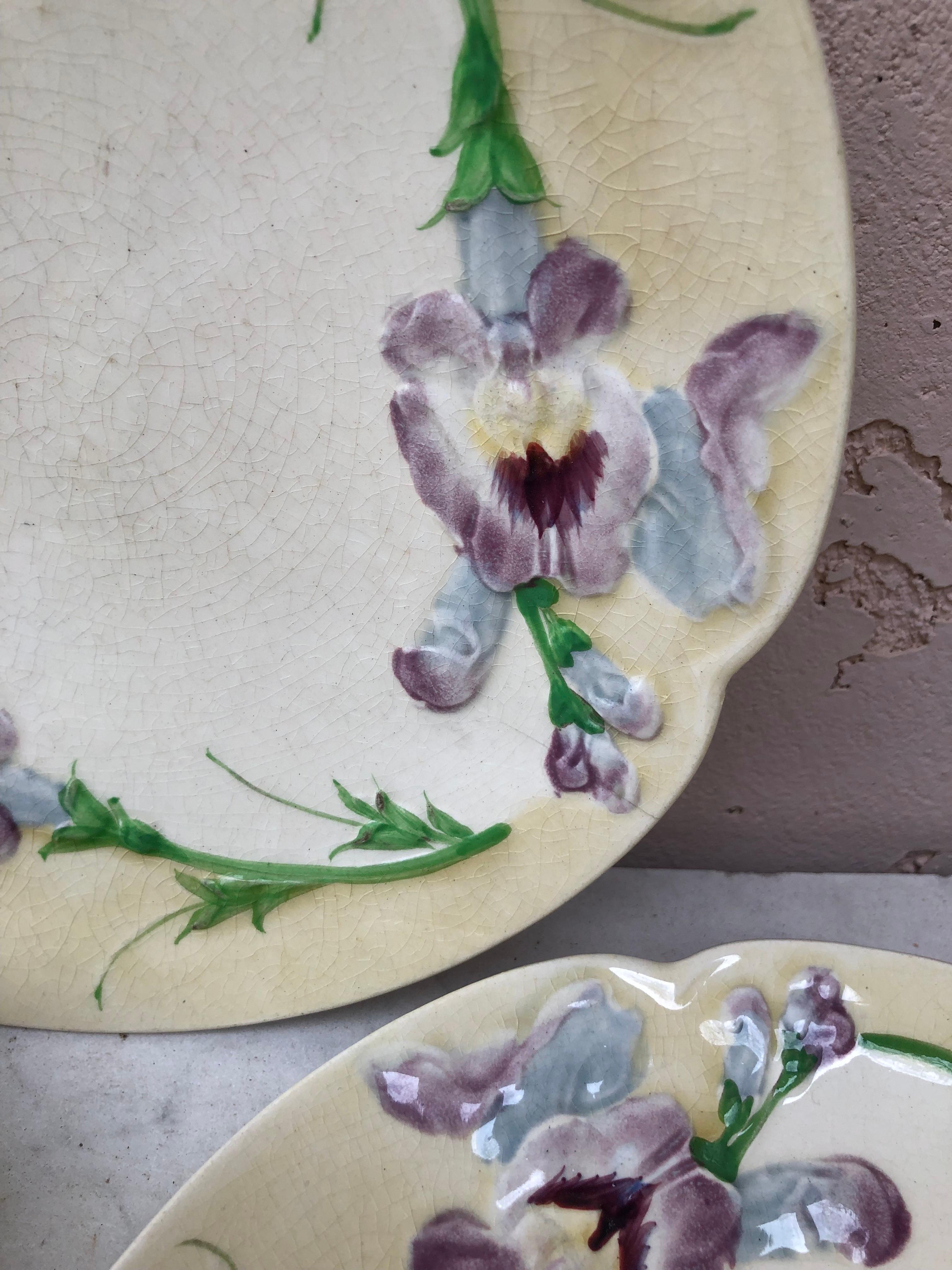 French Majolica Sweet Peas Plate Choisy le Roi, circa 1880 In Good Condition For Sale In Austin, TX