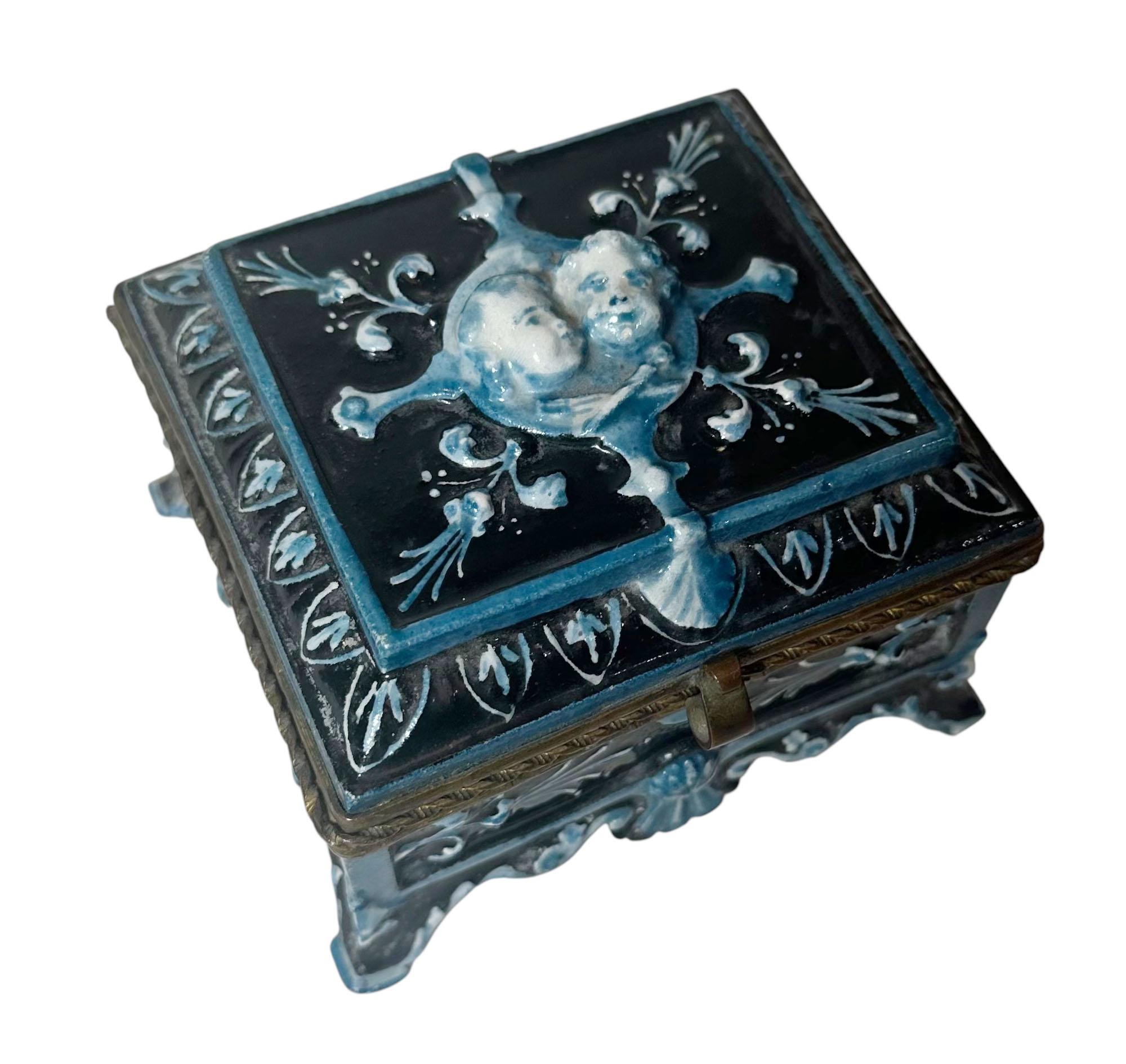French Majolica Trinket Box with Cherubs In Good Condition For Sale In Tampa, FL