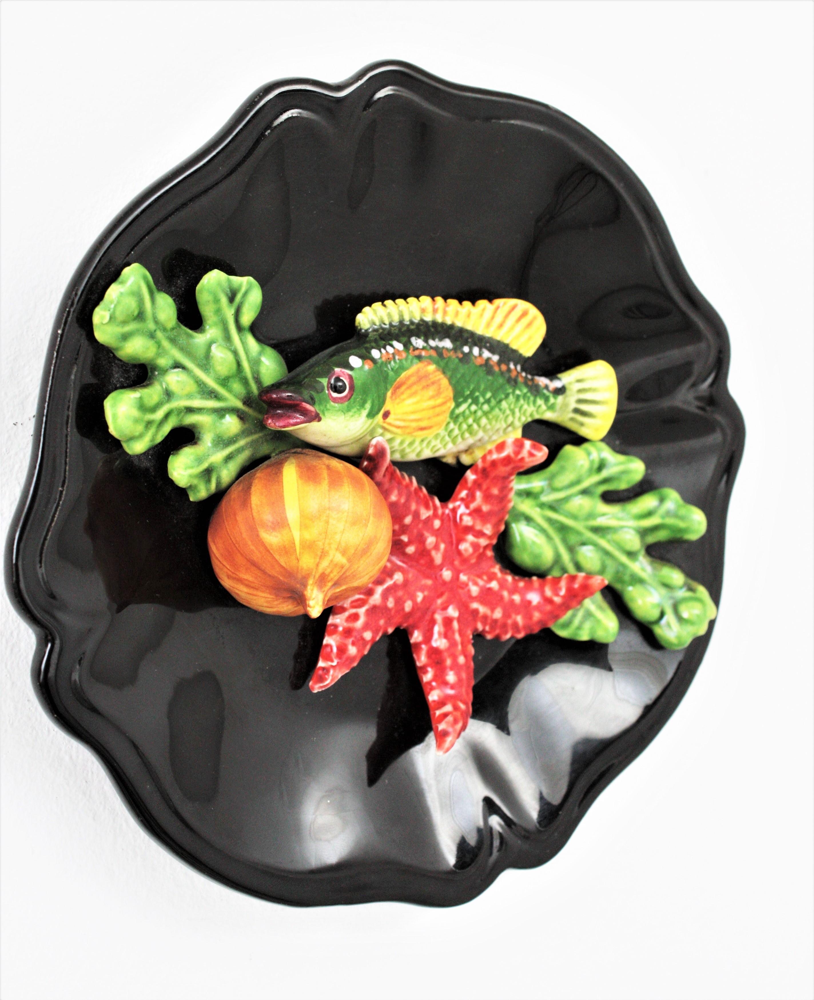 Mid-Century Modern Assiette murale en céramique majolique Vallauris en trompe-l'œil motif fruits de mer en vente