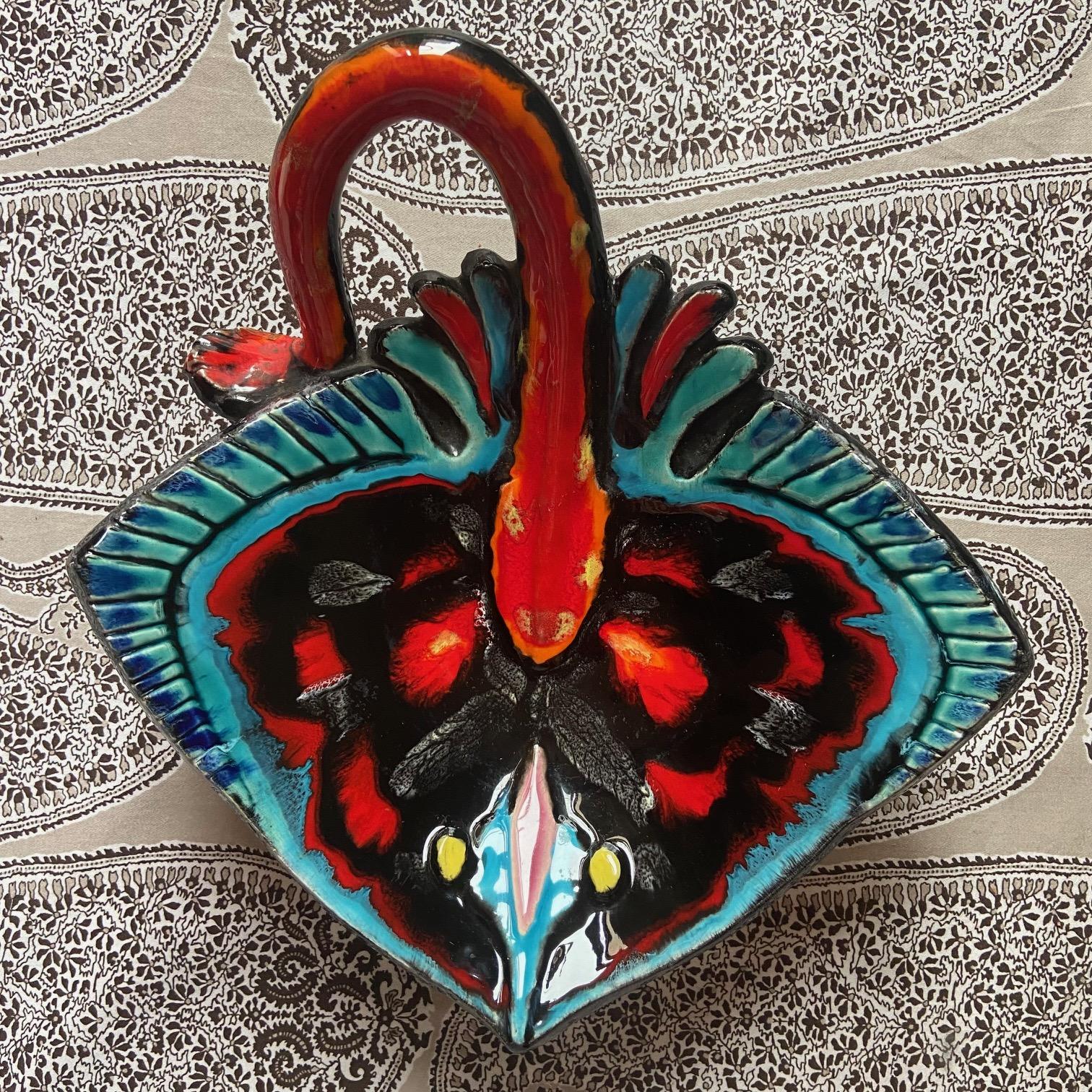 This incredible little manta ray platter is extremely rare.
Would be great for aperitif, tapas, shrimps, small sea food, or as a fruit basket !
For manta ray or majolica lovers, this is a true find.

There is a stamp but it is impossible to