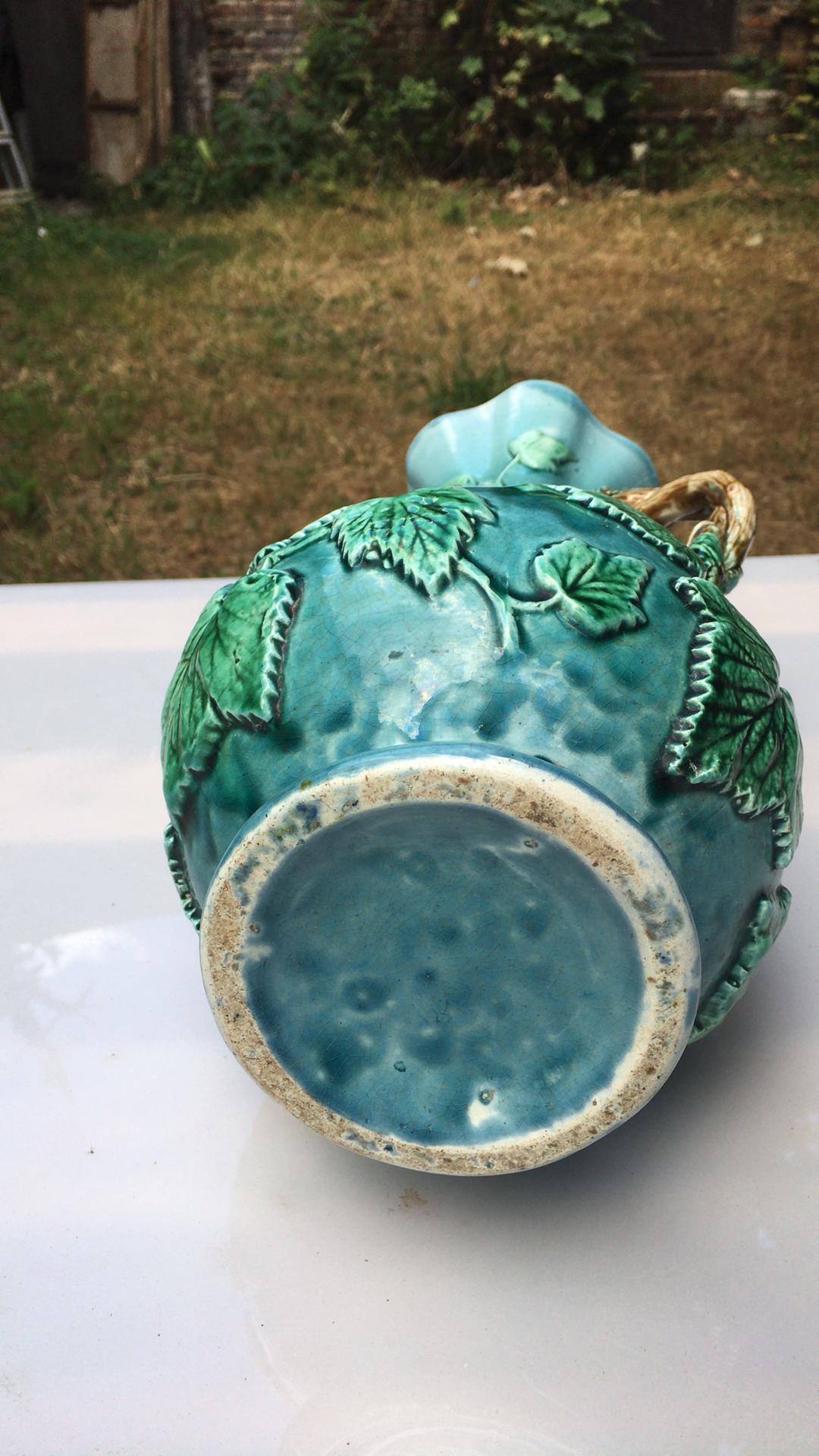 Francese Vaso in maiolica francese con foglie e bacche, 1880 circa in vendita
