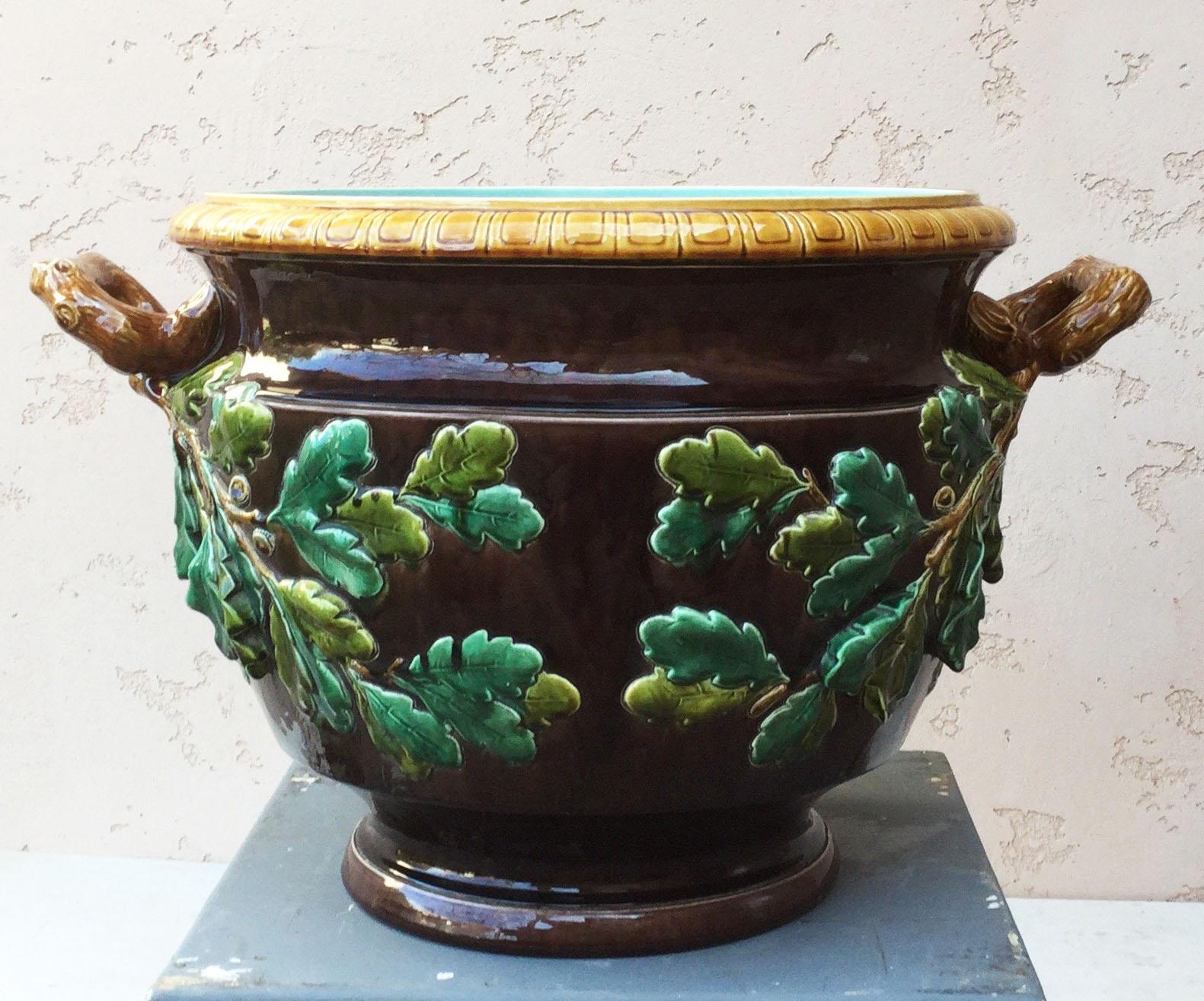 Ceramica Vaso in maiolica francese con foglie e bacche, 1880 circa in vendita
