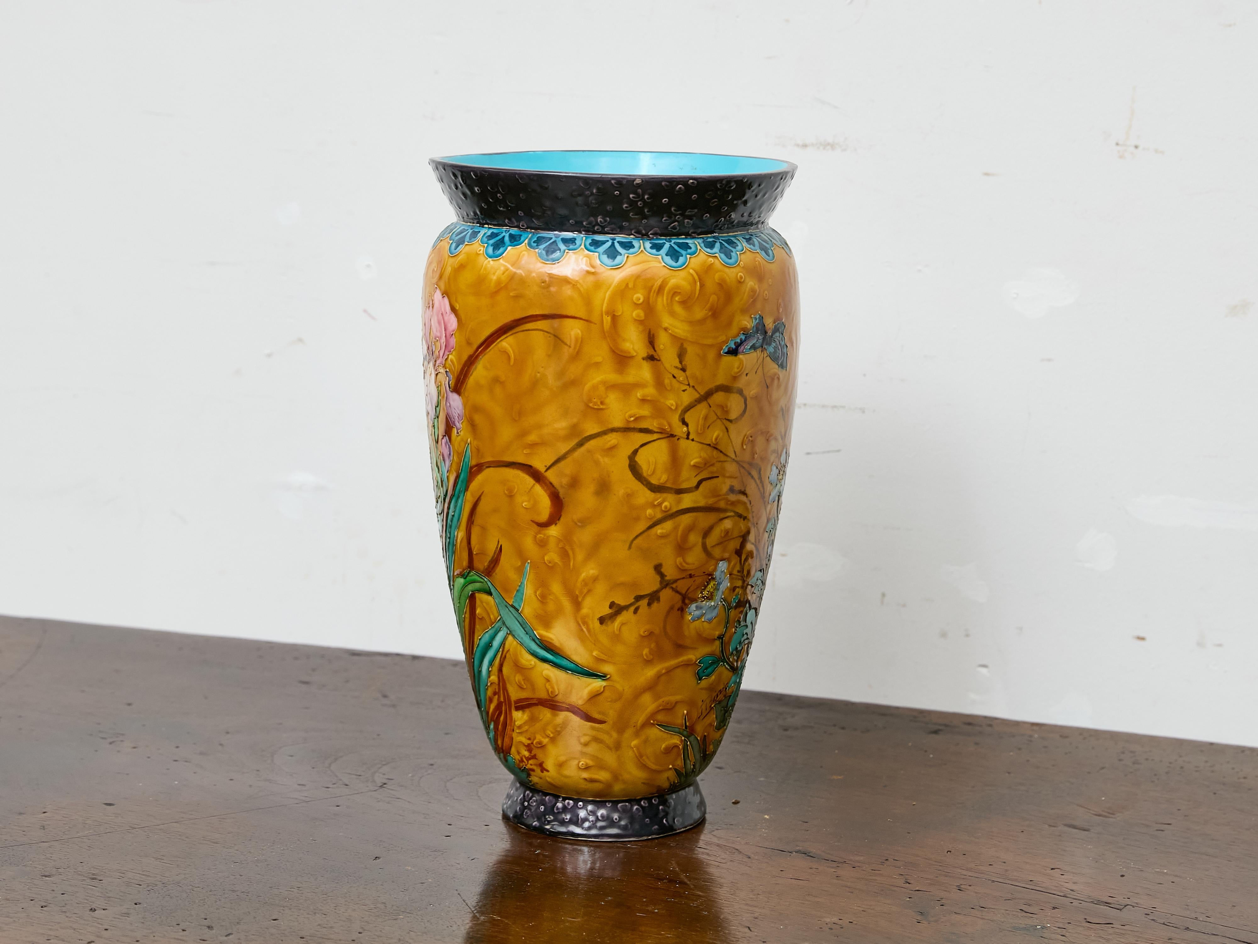 Smaltato Vaso in maiolica francese con gallo, iris e farfalla, circa 1900 in vendita