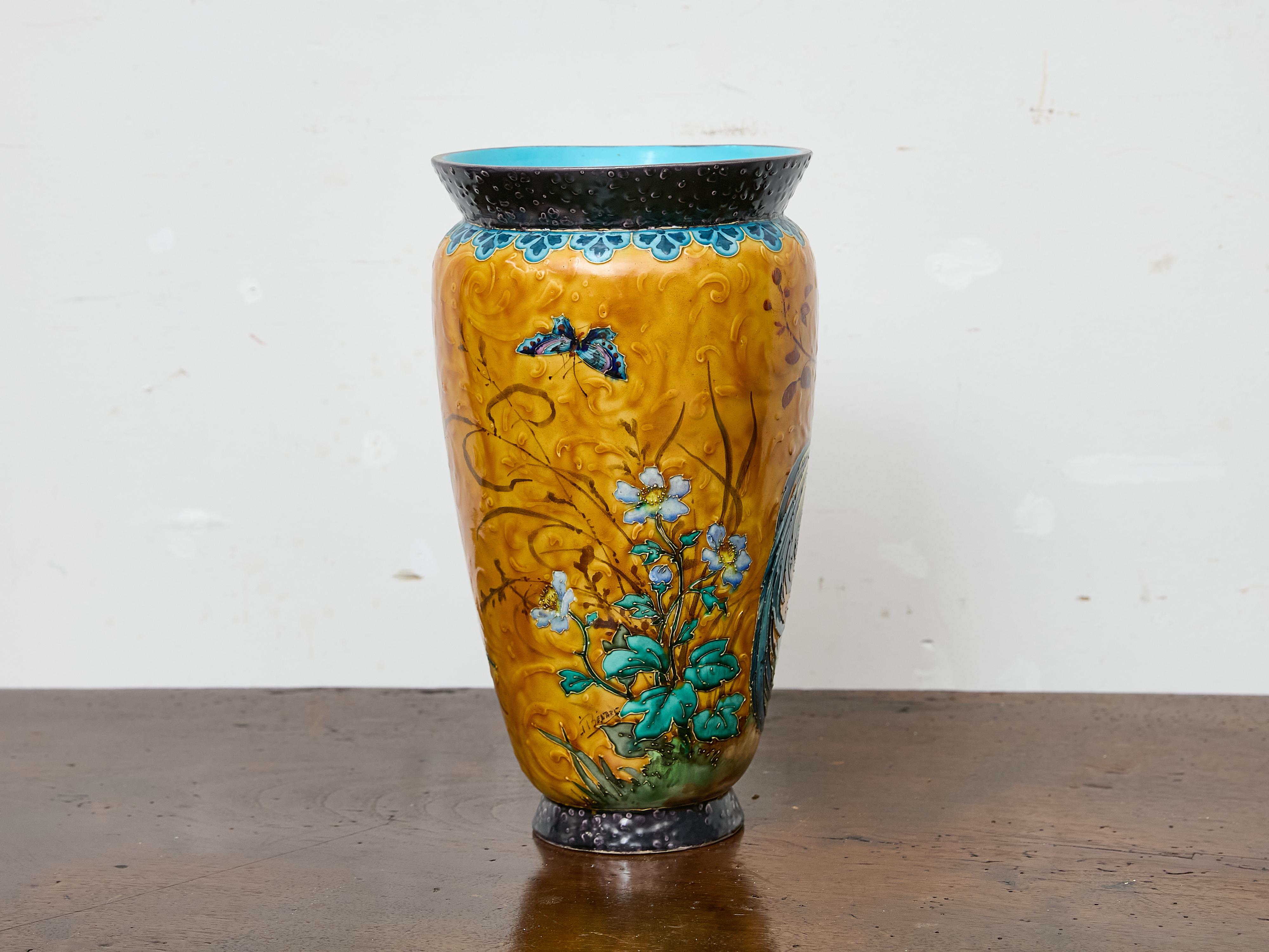Vaso in maiolica francese con gallo, iris e farfalla, circa 1900 In condizioni buone in vendita a Atlanta, GA