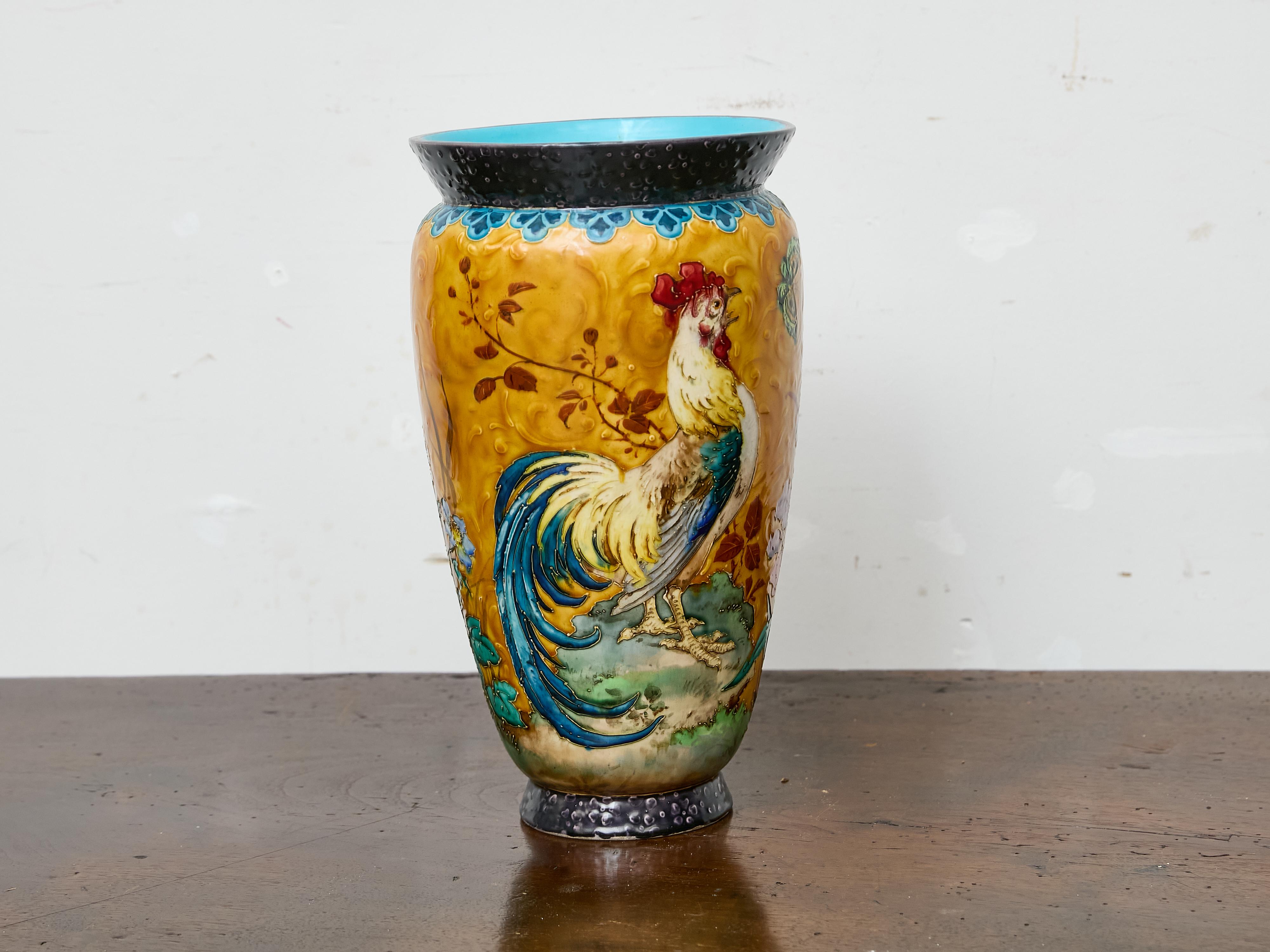 XX secolo Vaso in maiolica francese con gallo, iris e farfalla, circa 1900 in vendita
