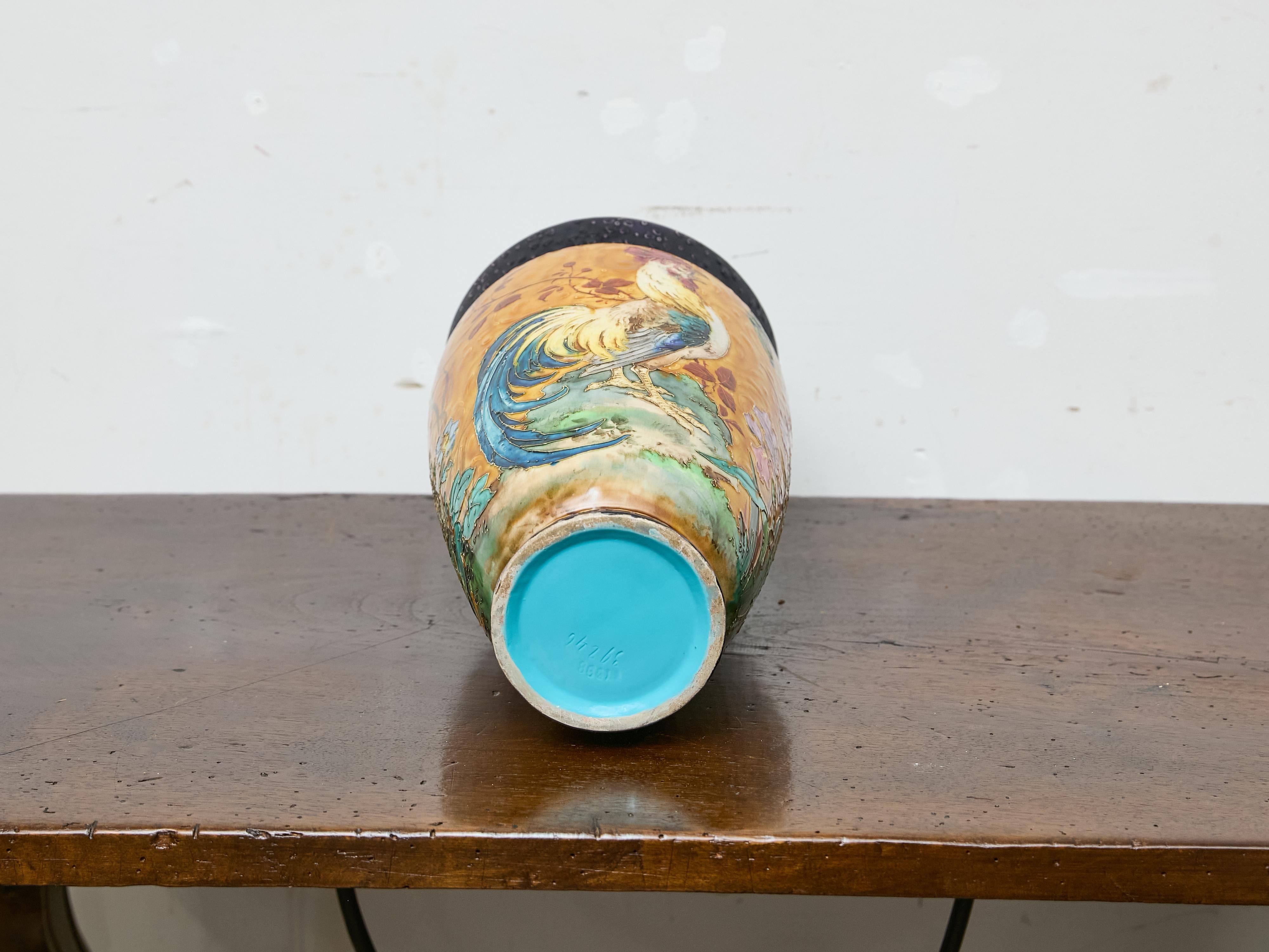 Cotto Vaso in maiolica francese con gallo, iris e farfalla, circa 1900 in vendita