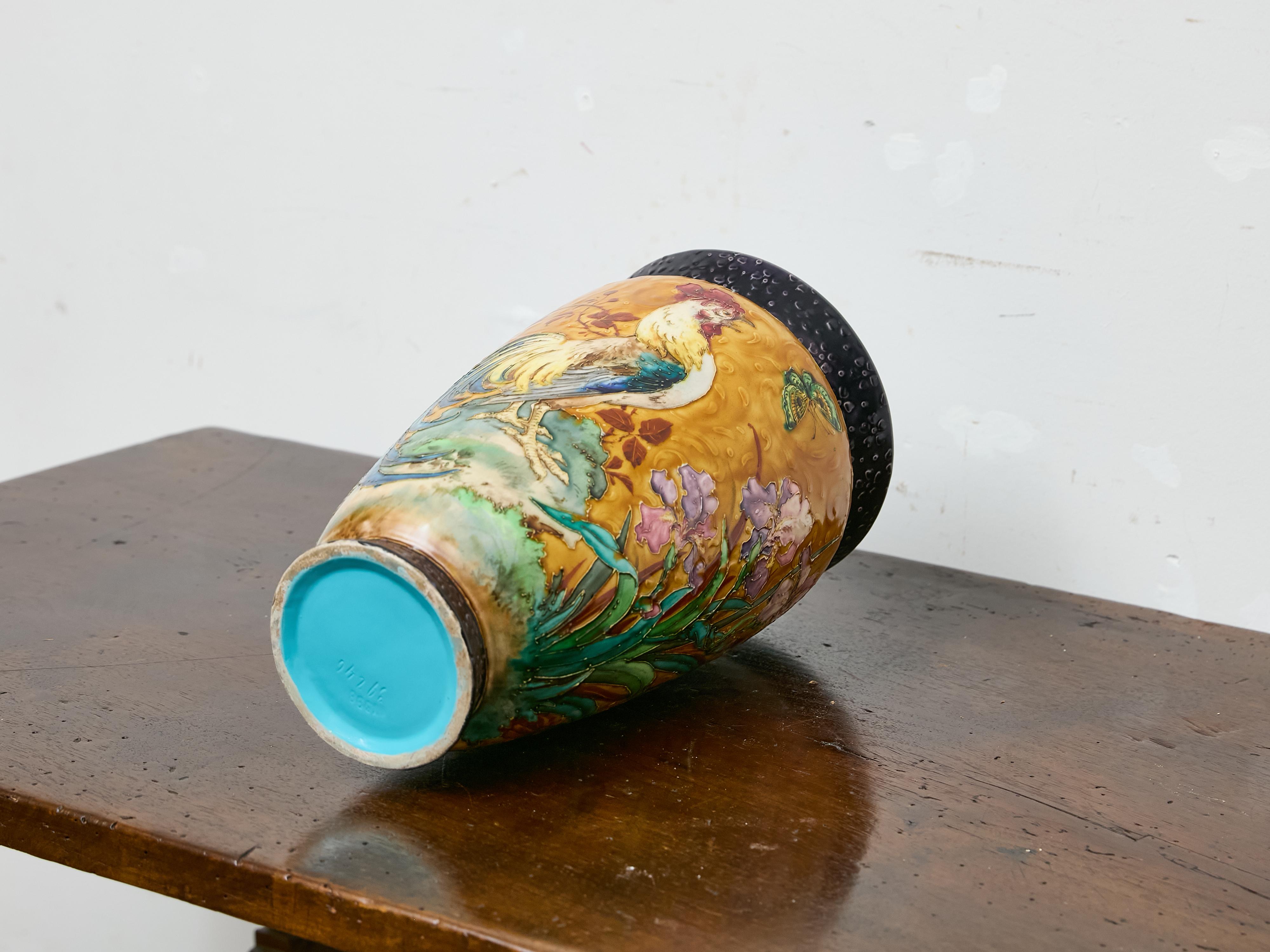 Vaso in maiolica francese con gallo, iris e farfalla, circa 1900 in vendita 1