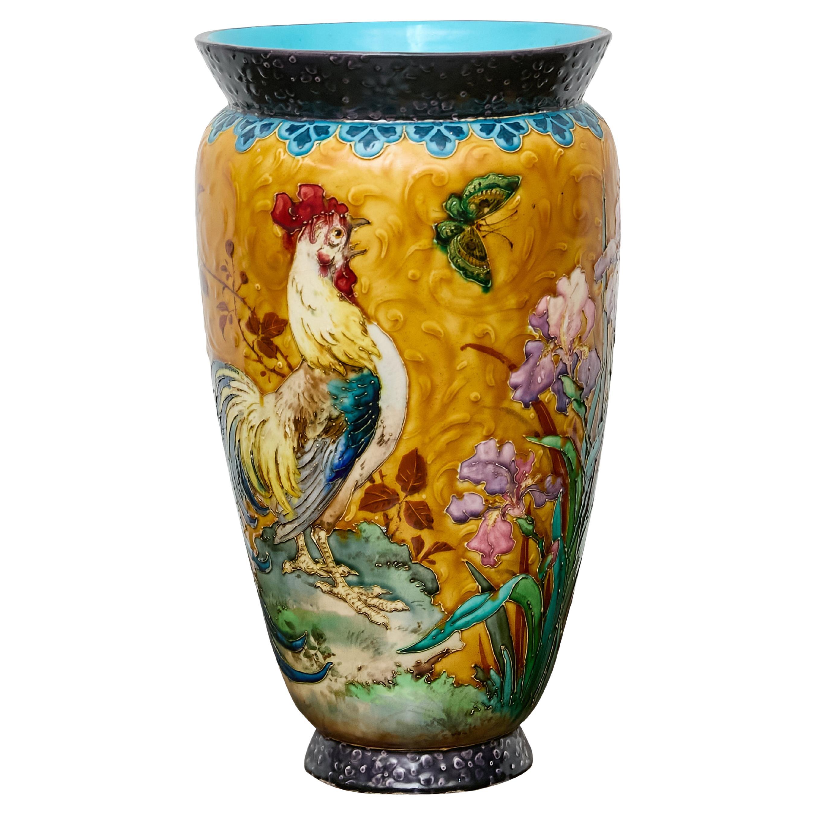 Vaso in maiolica francese con gallo, iris e farfalla, circa 1900