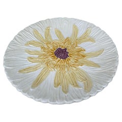 Assiette à marguerites en majolique française, vers 1890