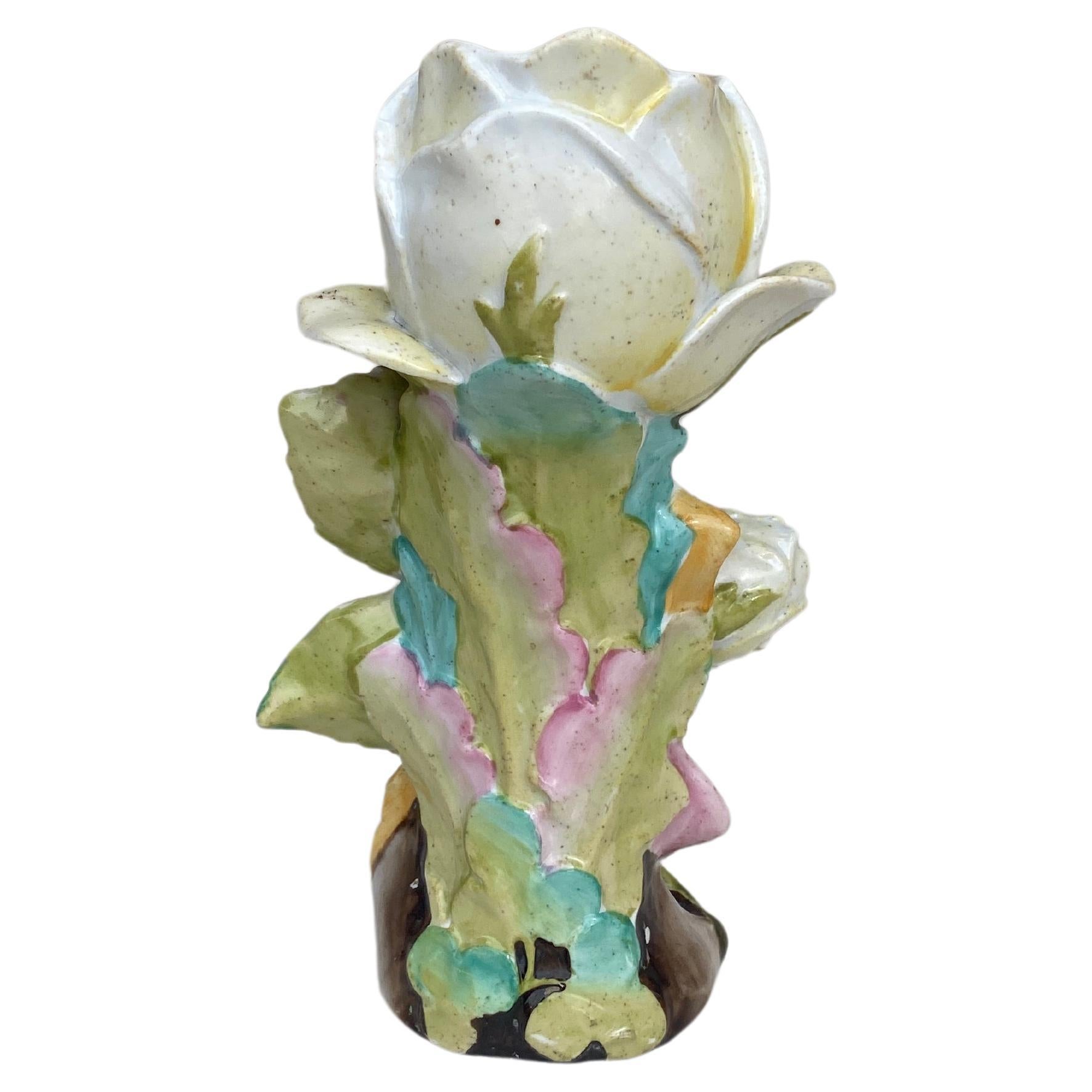Französische Majolika-Vase mit weißer Rose, CIRCA 1900.
H / 6,5 Zoll.
