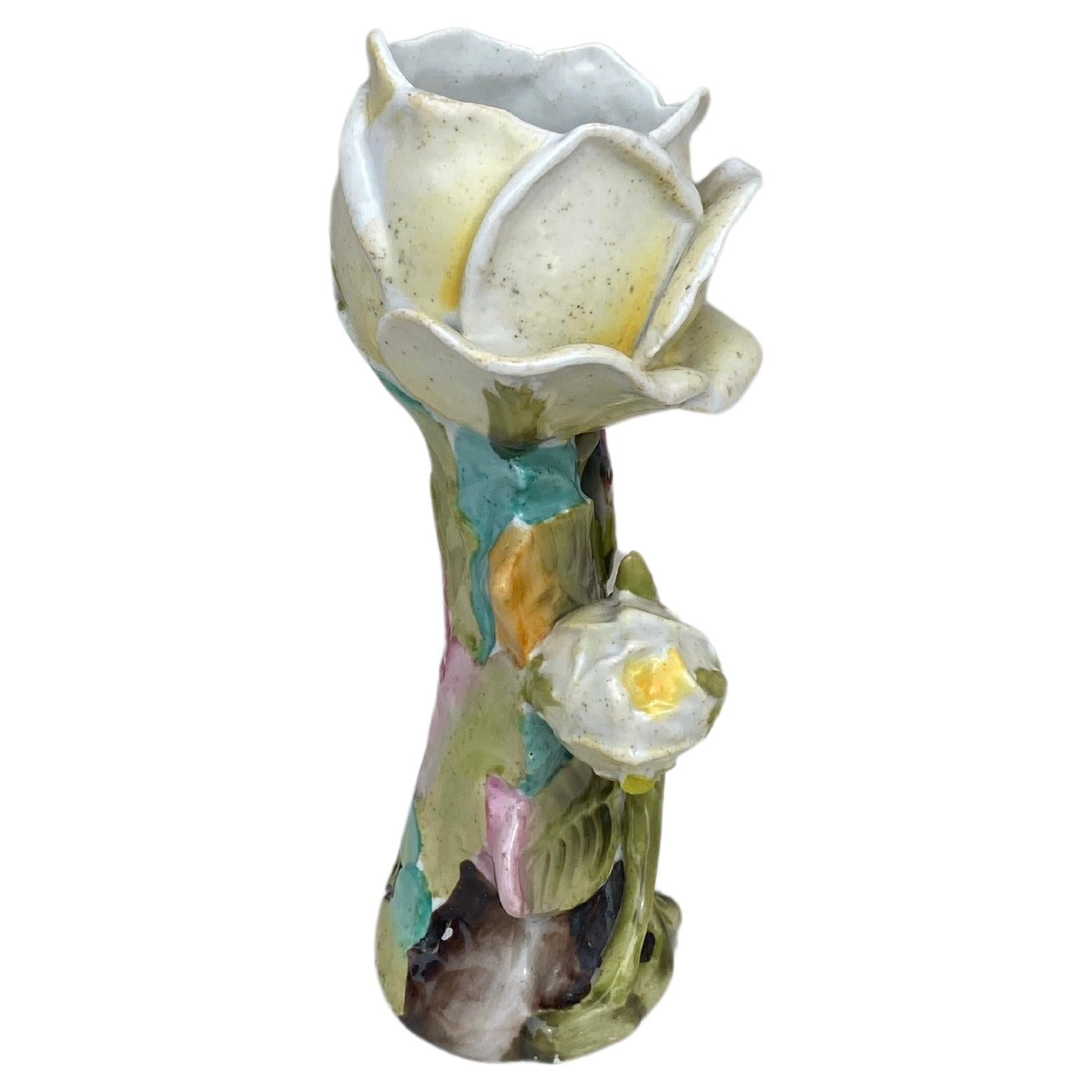 Französische Majolika-Vase in Weiß mit weißer Rose, um 1900 (Art nouveau) im Angebot