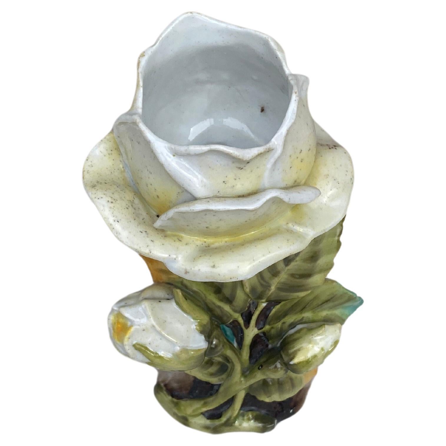 Französische Majolika-Vase in Weiß mit weißer Rose, um 1900 (Frühes 20. Jahrhundert) im Angebot