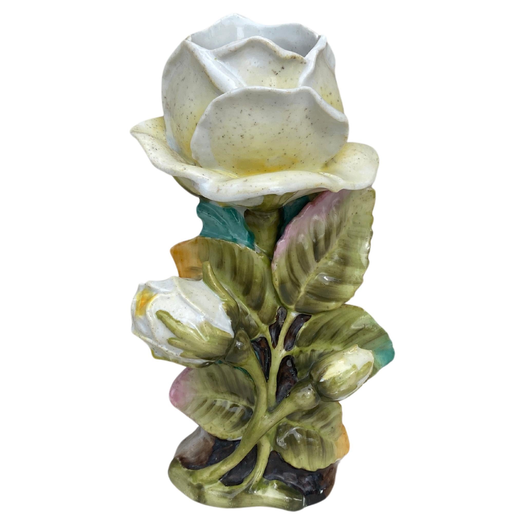 Französische Majolika-Vase in Weiß mit weißer Rose, um 1900 im Angebot