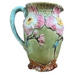 Französischer Majolika-Krug mit Wildrosenmotiv, Fives Lille, um 1900