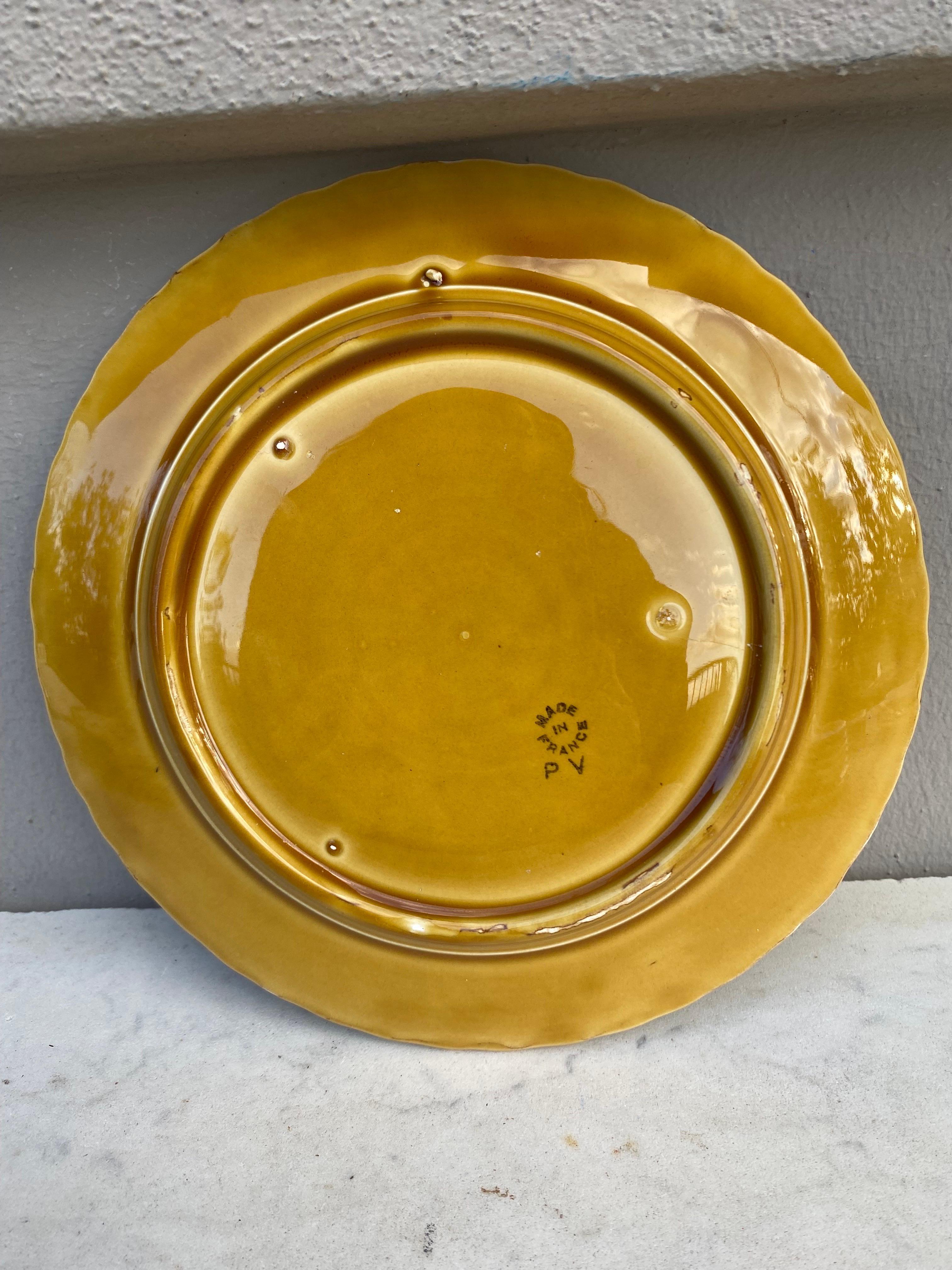 Français Assiette à églantine en majolique française Sarreguemines, vers 1930