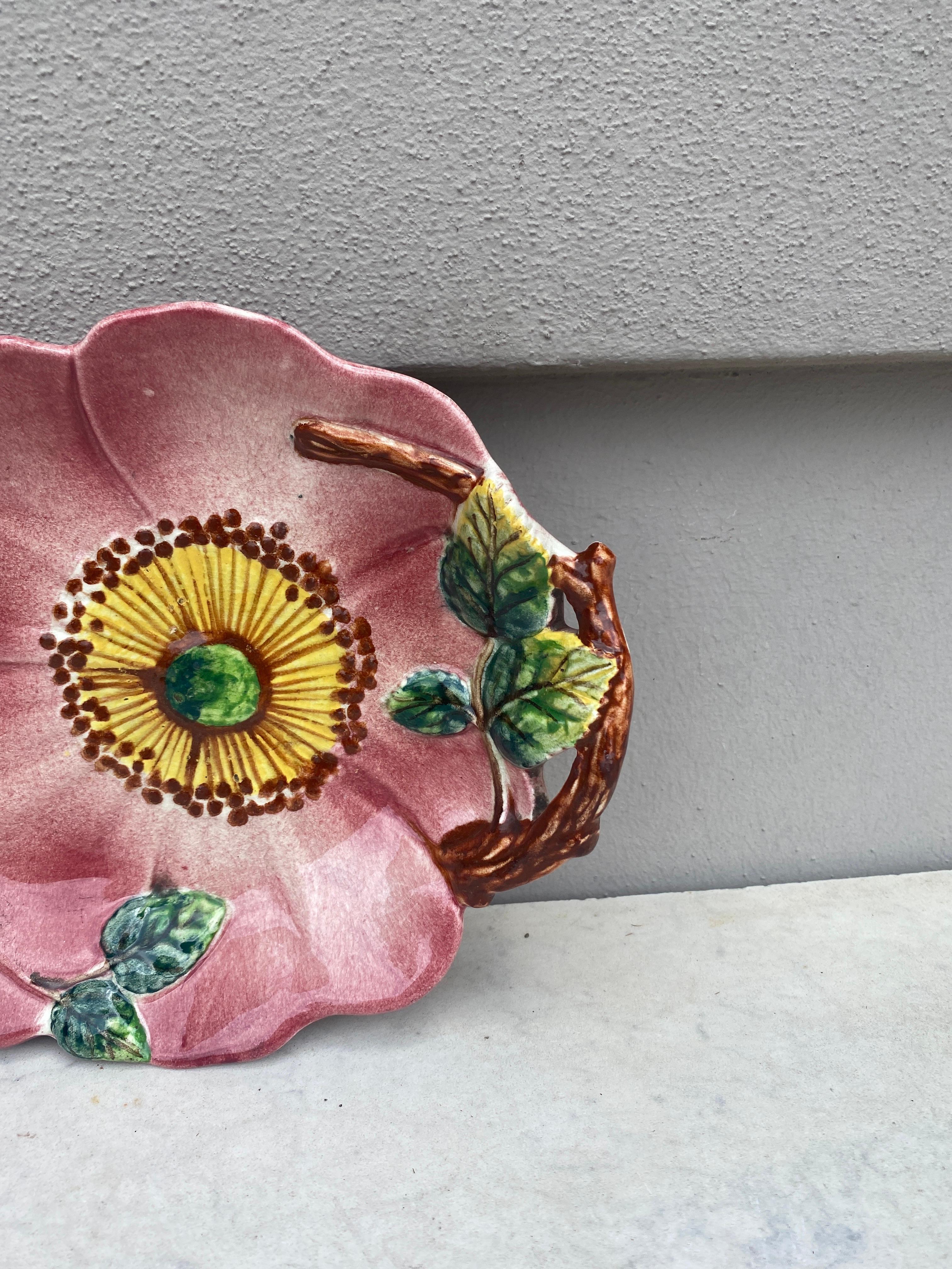 Francese Piatto da portata in maiolica francese Wild Rose, circa 1900 in vendita