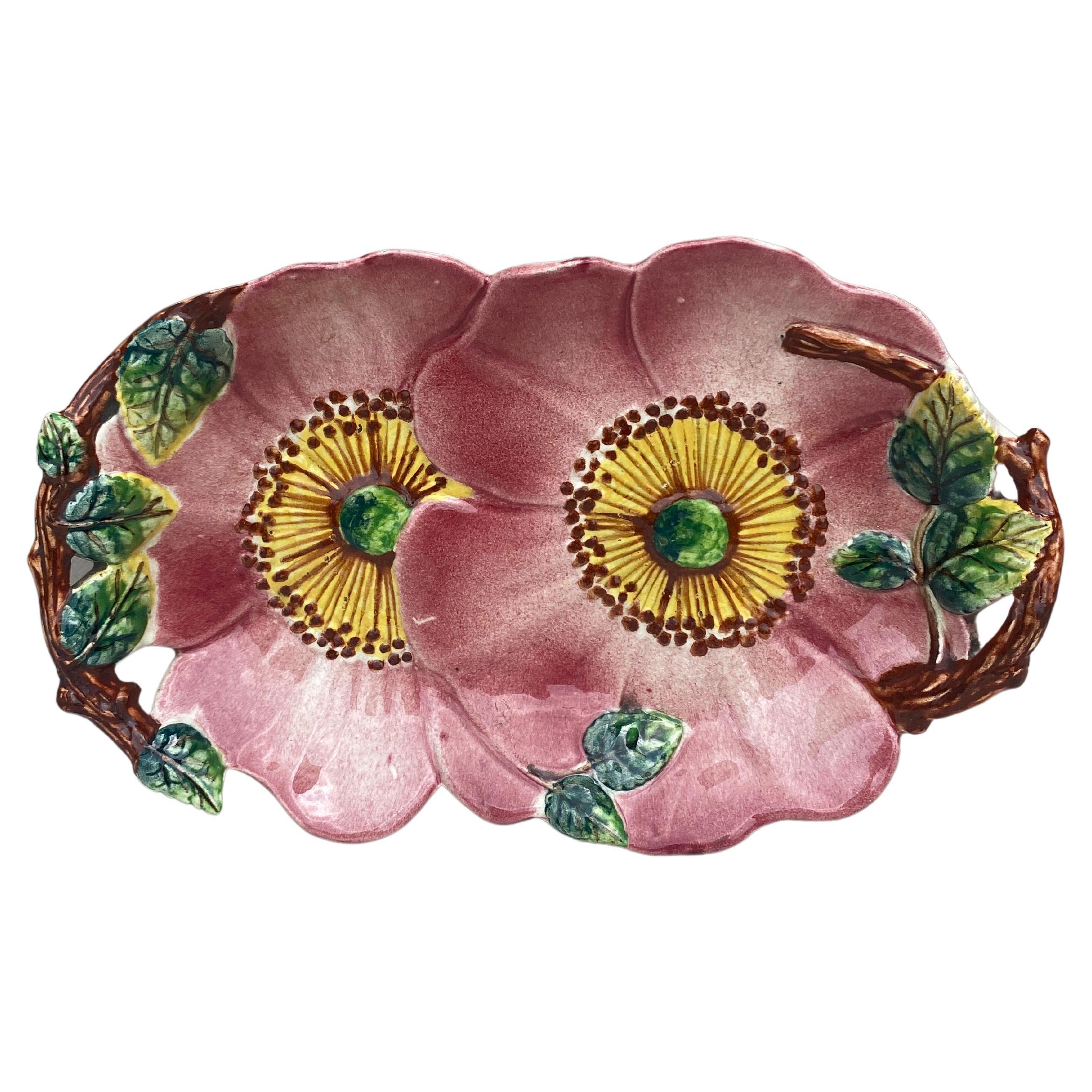 Plato de mayólica francesa Rosa silvestre, circa 1900
