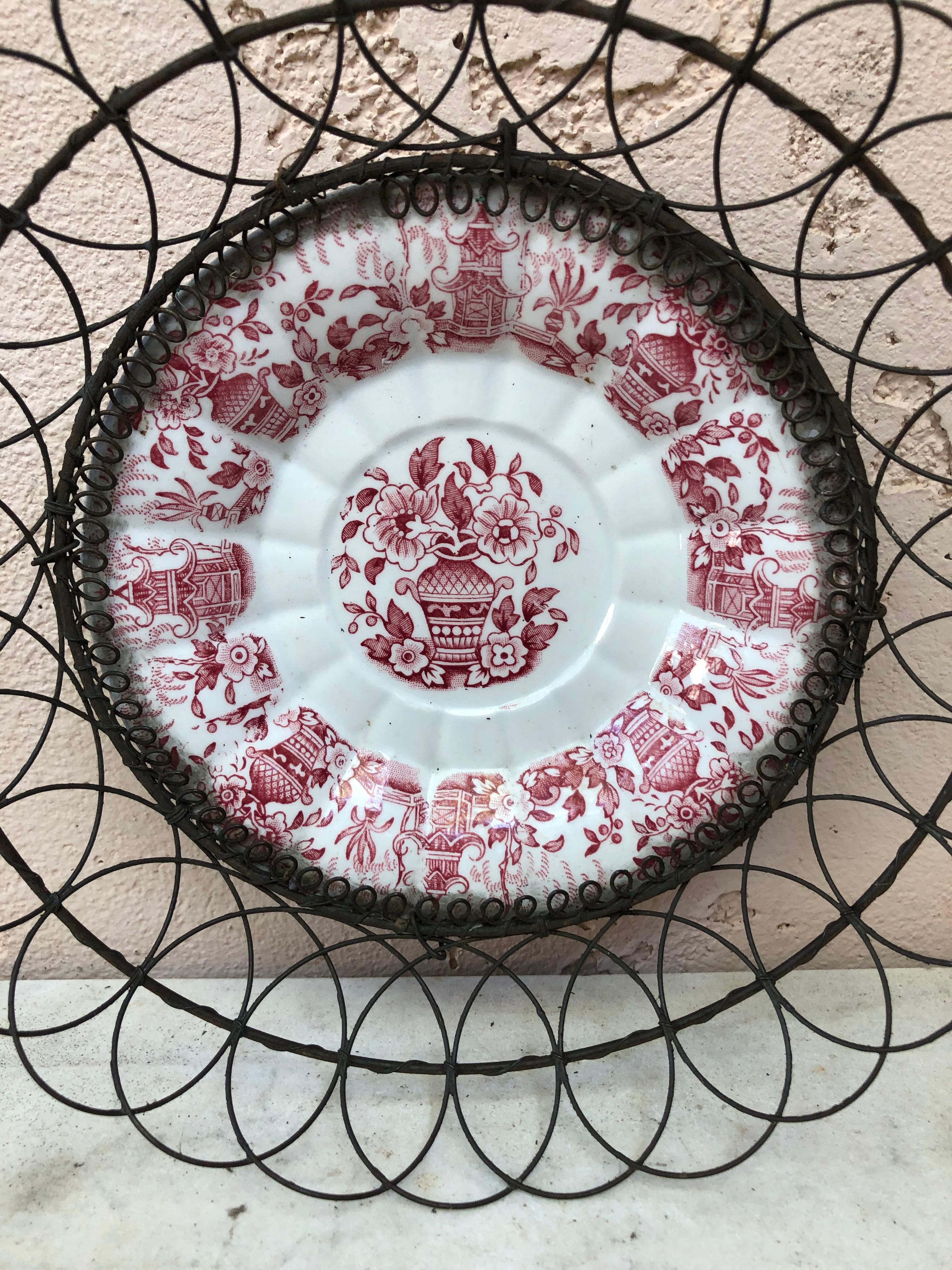 Französischer Majolika-Drahtkorb Gien, um 1890.
Chinoiserie-Szene mit Pagode.