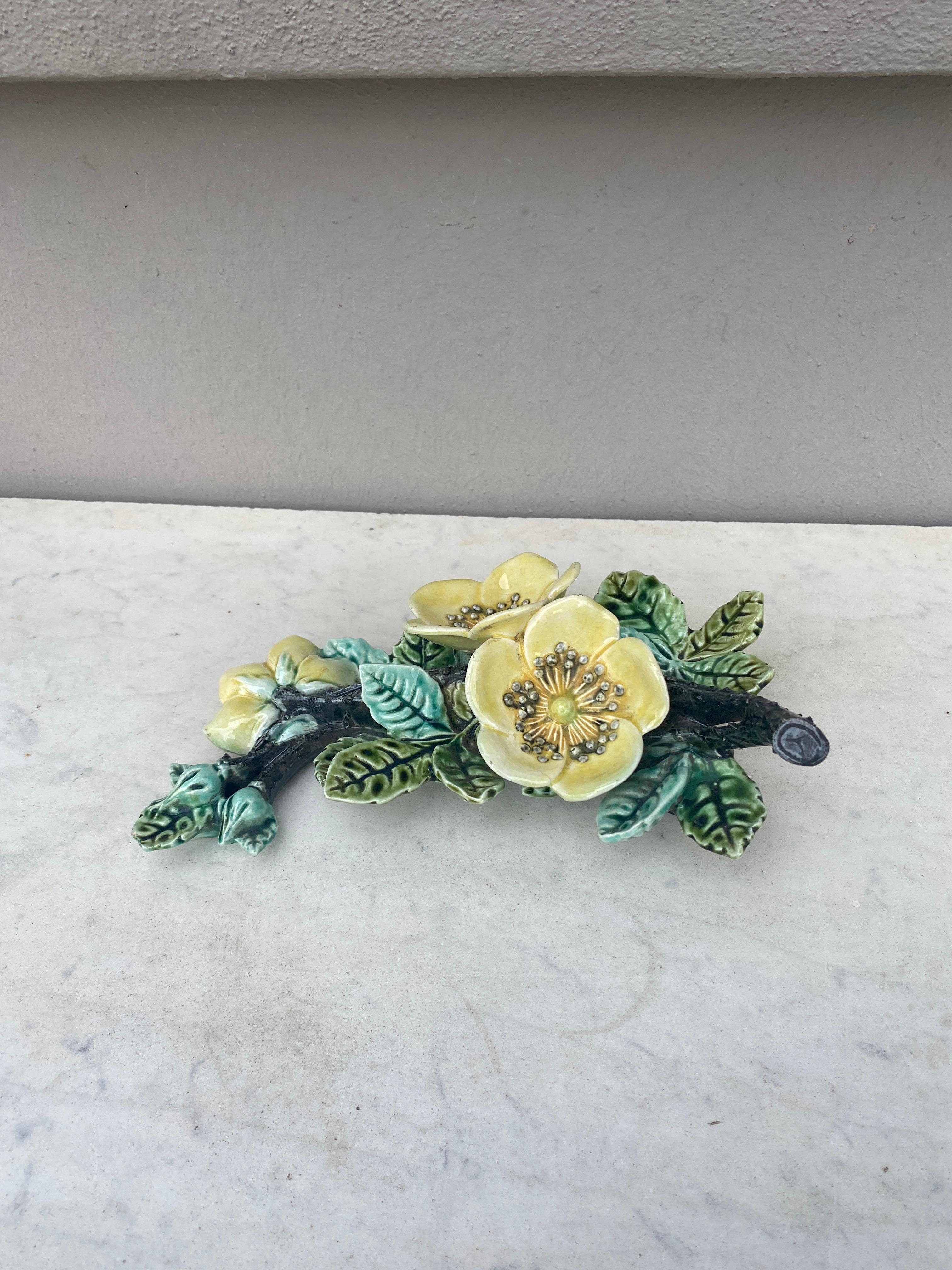 French Majolica Yellow Flowers Wall Pocket Fives Lille, circa 1890 In Good Condition For Sale In Austin, TX
