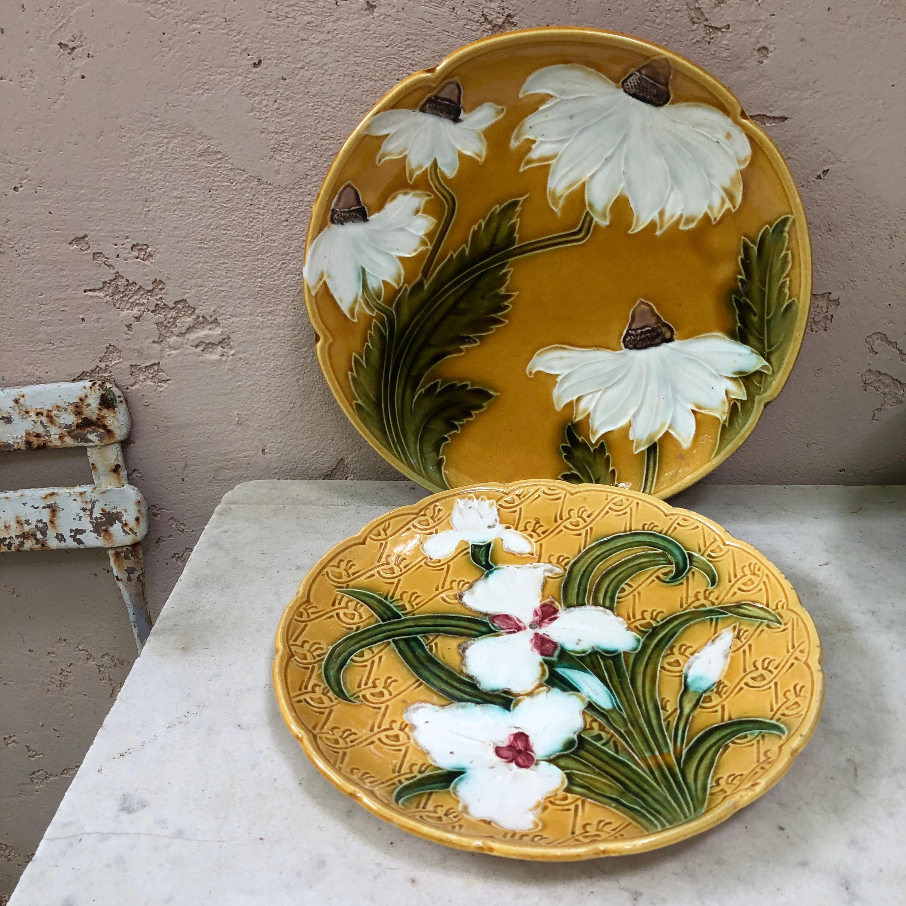 French Majolica Yellow Iris Plate, circa 1900 In Good Condition In Austin, TX