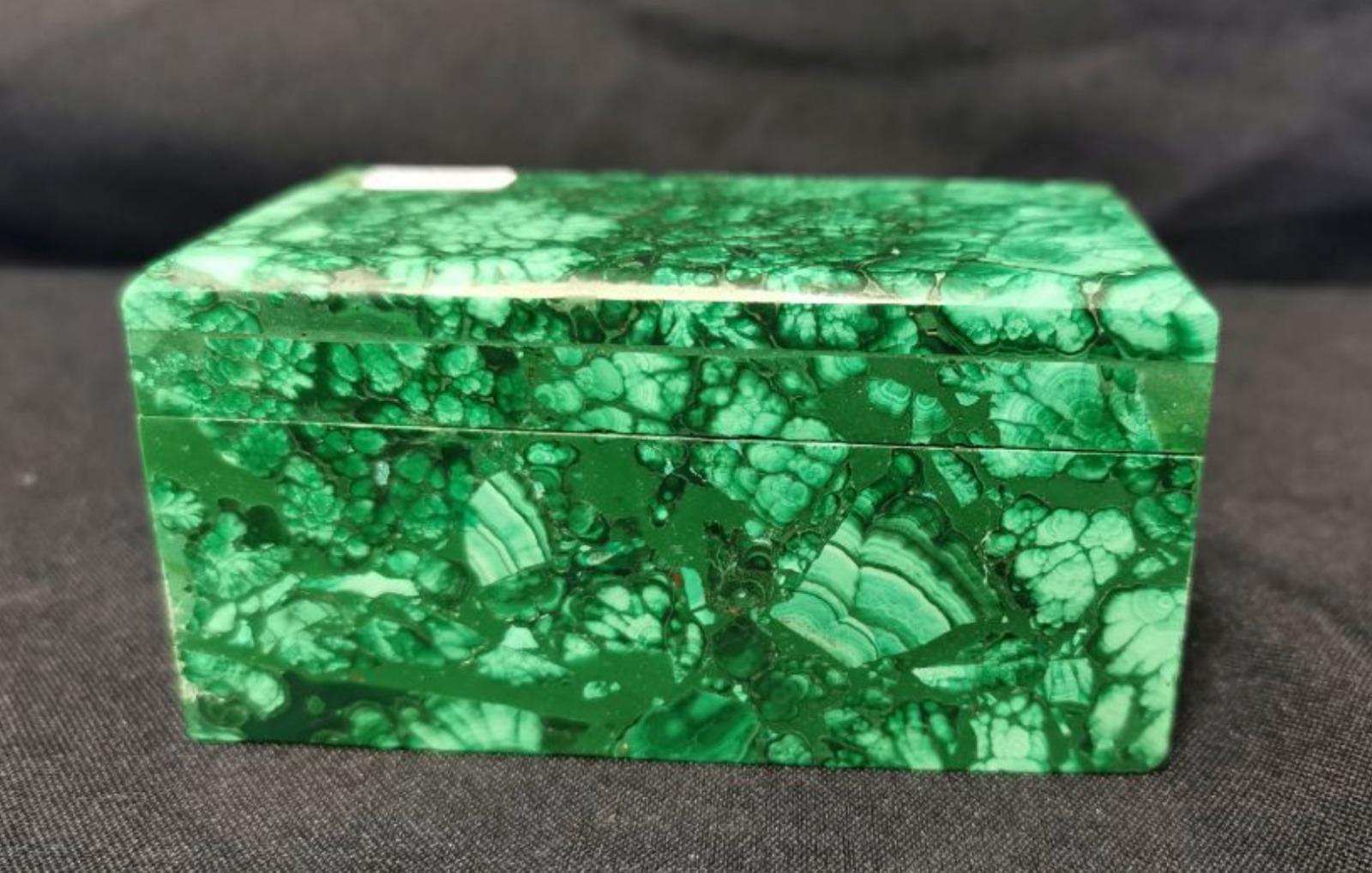 French malachite box
made of malachite / discs / stringer elements of copper (481 g). 
H. 5.5 x L. 10.6 x W. 5.8cm
good condition.