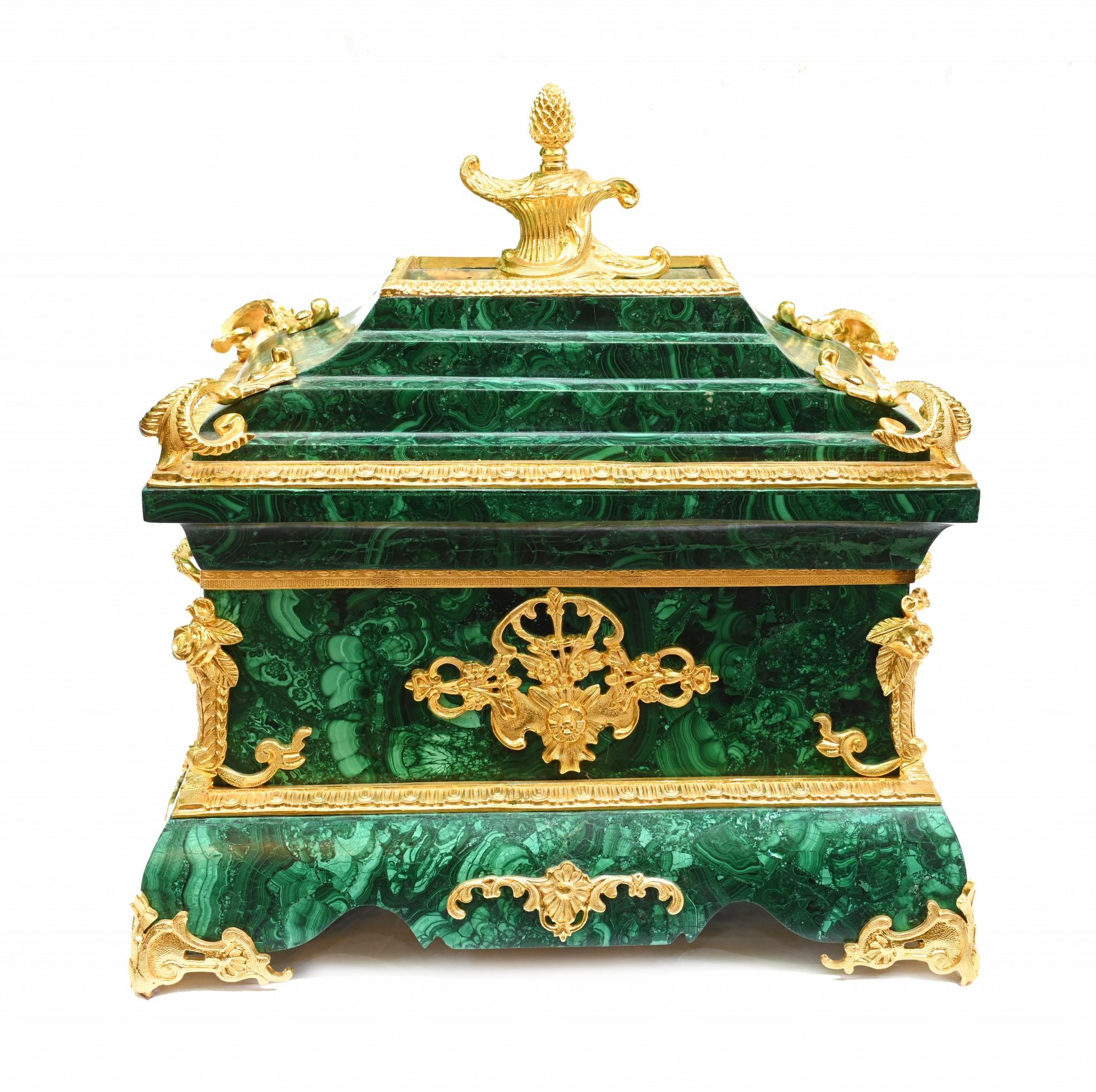 Stunning malachite and ormolu marriage casket or box
Such a dazzling interplay of colours between the malachite and the gilt / ormolu fixtures
Great decorative piece and ample storage inside
Circa 1950
The gilt fixtures are very intricately cast