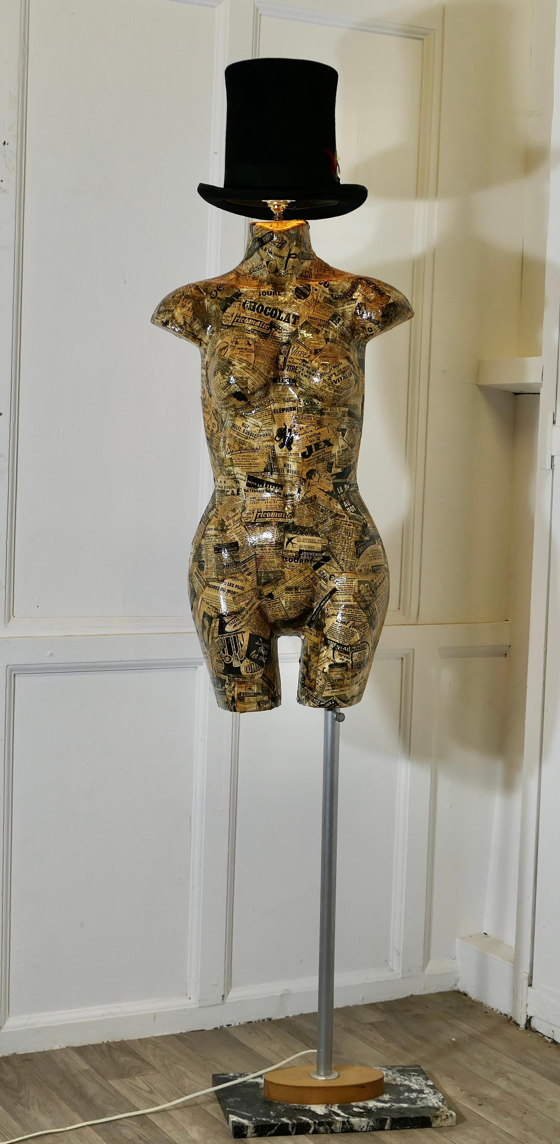 Scultura a manichino francese a decoupage, lampada da terra

La lampada da terra francese, posta su una base in marmo e teak che sostiene un manichino sagomato in stile Newsprint e verniciato, è sormontata da un cappello con piume da stufa.

La