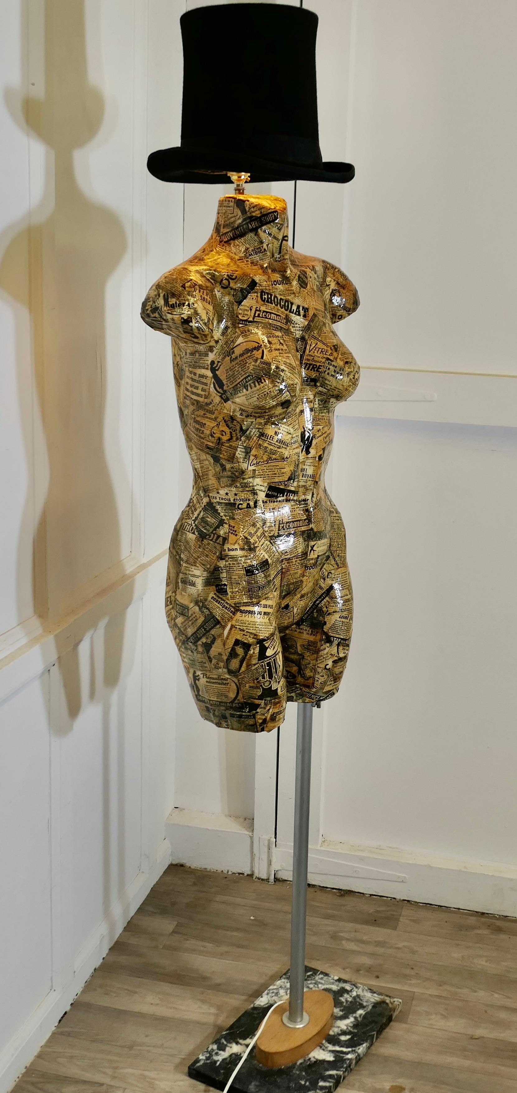 Marmo Scultura a manichino francese a decoupage, lampada da terra in vendita