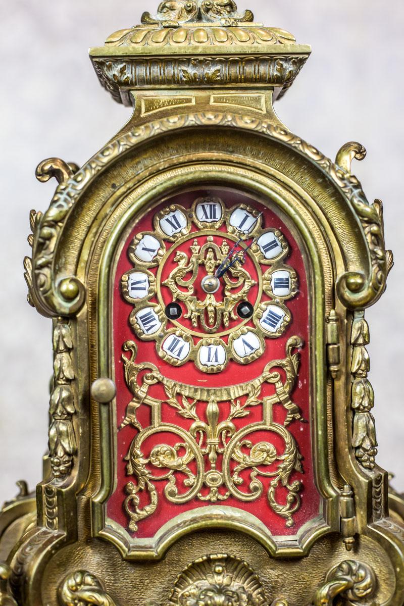 We present you this French mantel lock in a brass case, circa third quarter of the 19th century.
The dial with numbers on enameled plates, closed with glass doors.
This clock strikes full hours and halves.

The mechanism is functional. Moreover,