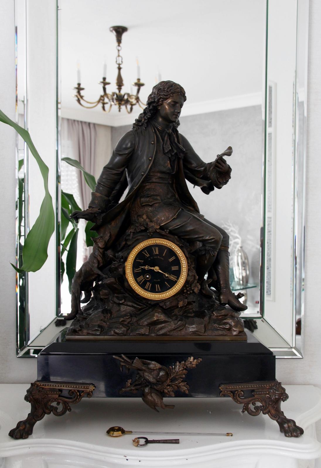 French mantel clock / buffet clock extra large
Year of construction 1910 +/-

Made of very beautiful and heavy marble and bronze zamak
The watch is in an age appropriate good condition with normal used traces.
Material: Injection
Mechanical