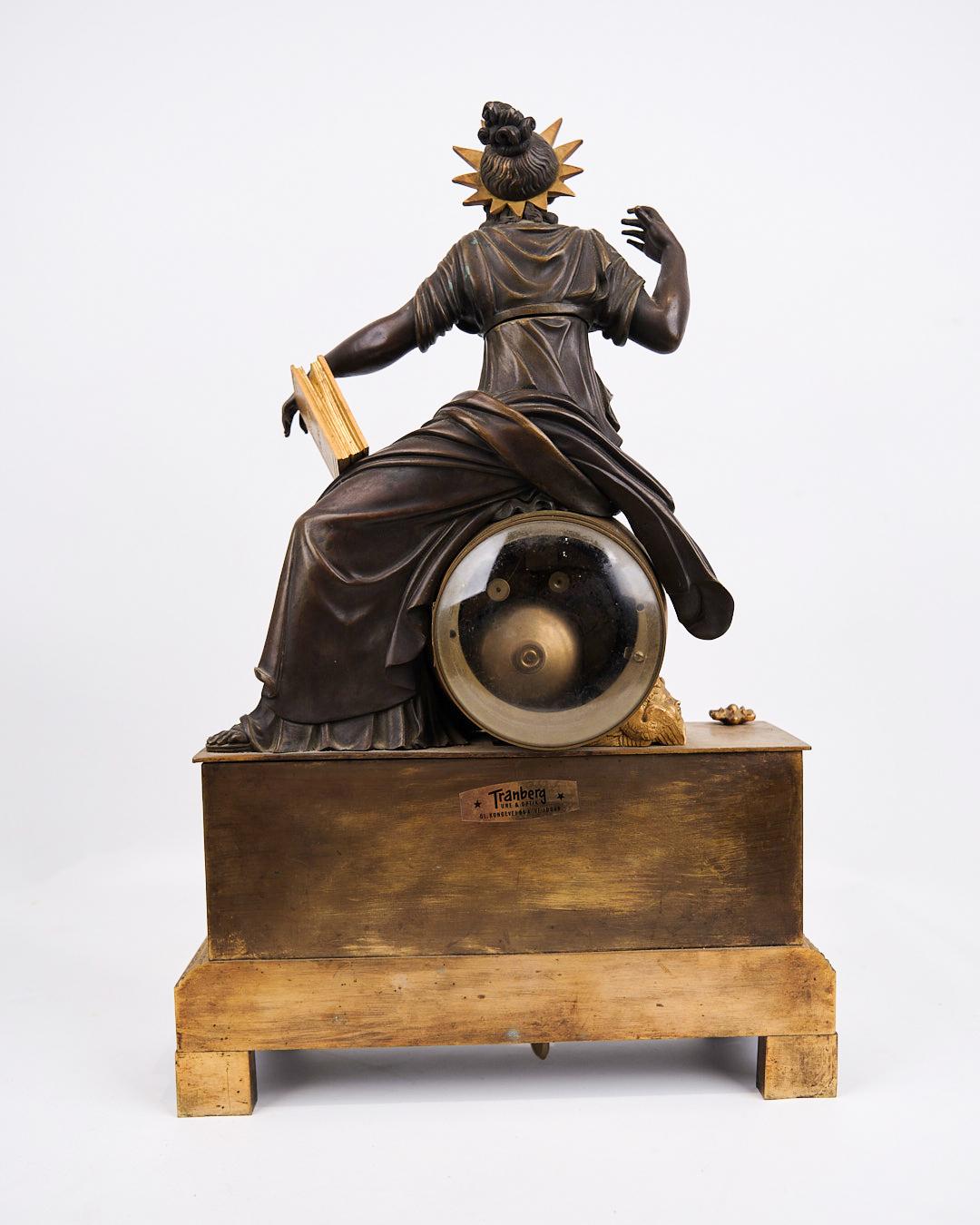 Französische Kaminsimsuhr in Bronze mit weiblicher Figur im Empire-Stil verziert im Angebot 5