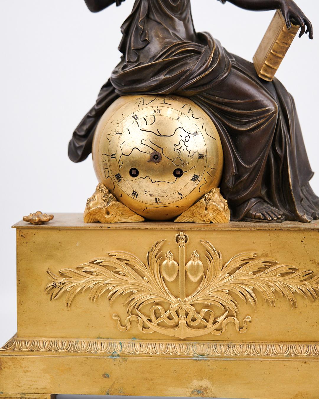 Französische Kaminsimsuhr in Bronze mit weiblicher Figur im Empire-Stil verziert (Moderne der Mitte des Jahrhunderts) im Angebot