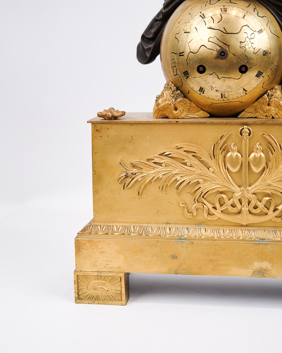 Französische Kaminsimsuhr in Bronze mit weiblicher Figur im Empire-Stil verziert im Zustand „Gut“ im Angebot in Lejre, DK