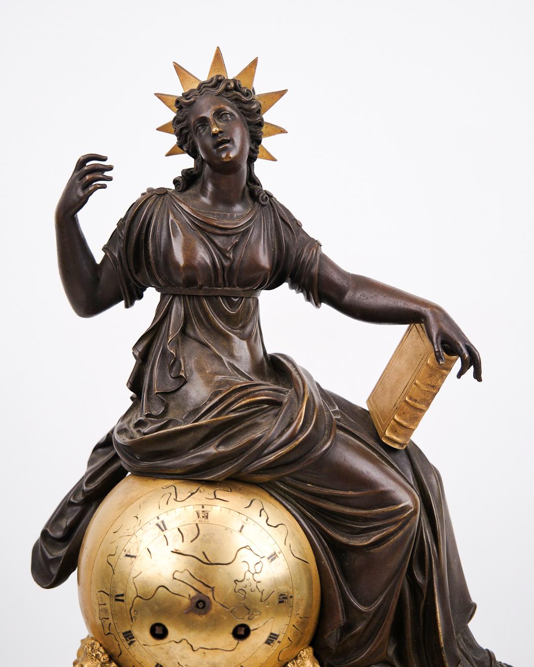 Französische Kaminsimsuhr in Bronze mit weiblicher Figur im Empire-Stil verziert (Frühes 19. Jahrhundert) im Angebot