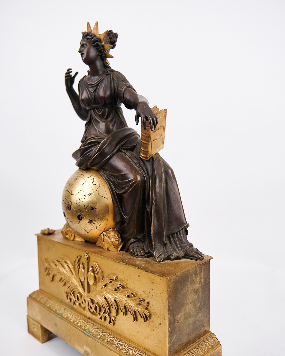 Französische Kaminsimsuhr in Bronze mit weiblicher Figur im Empire-Stil verziert im Angebot 1
